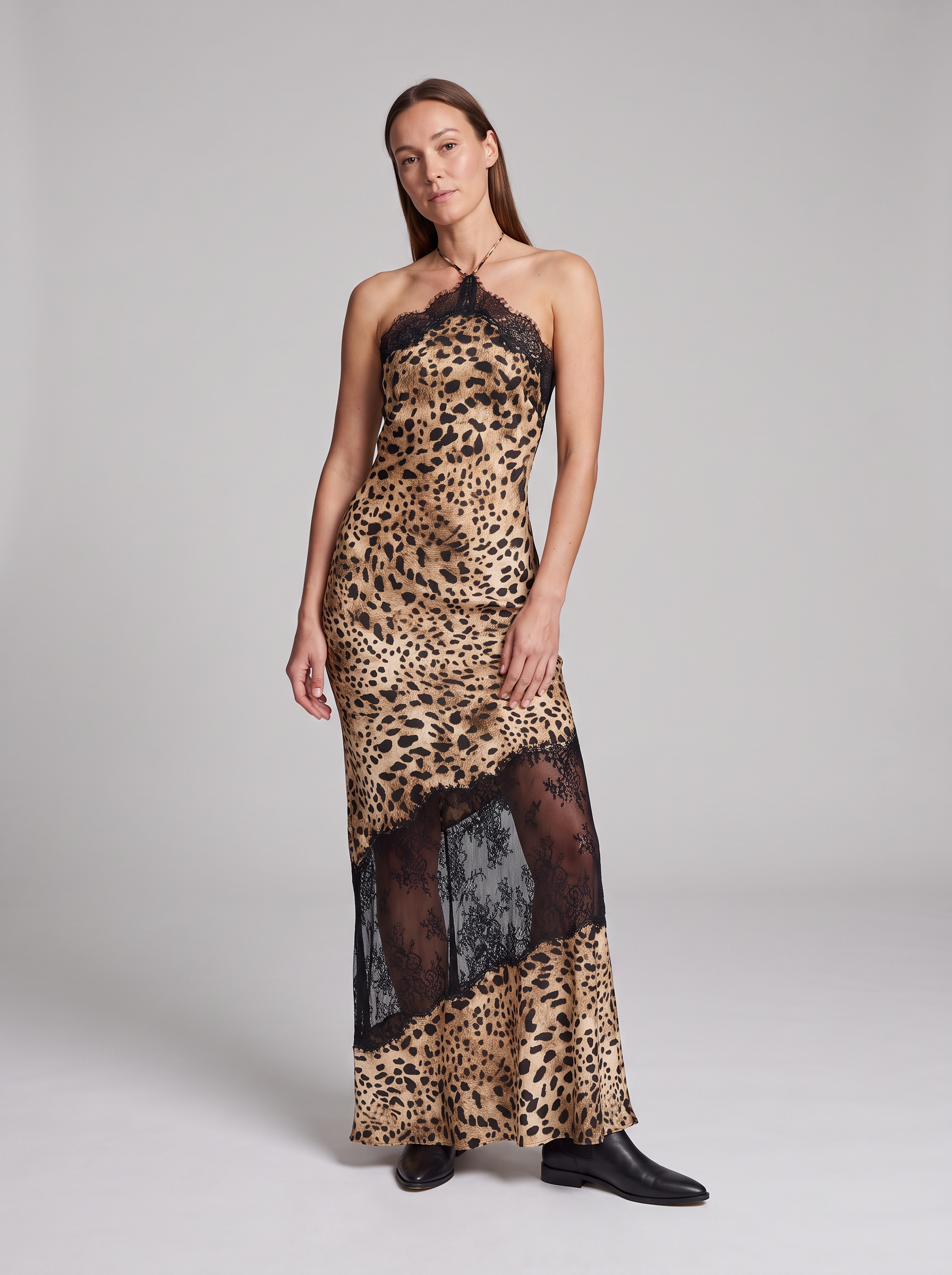 Sukienka maxi w panterkę – dekolt halter z koronką – zdjęcie 2