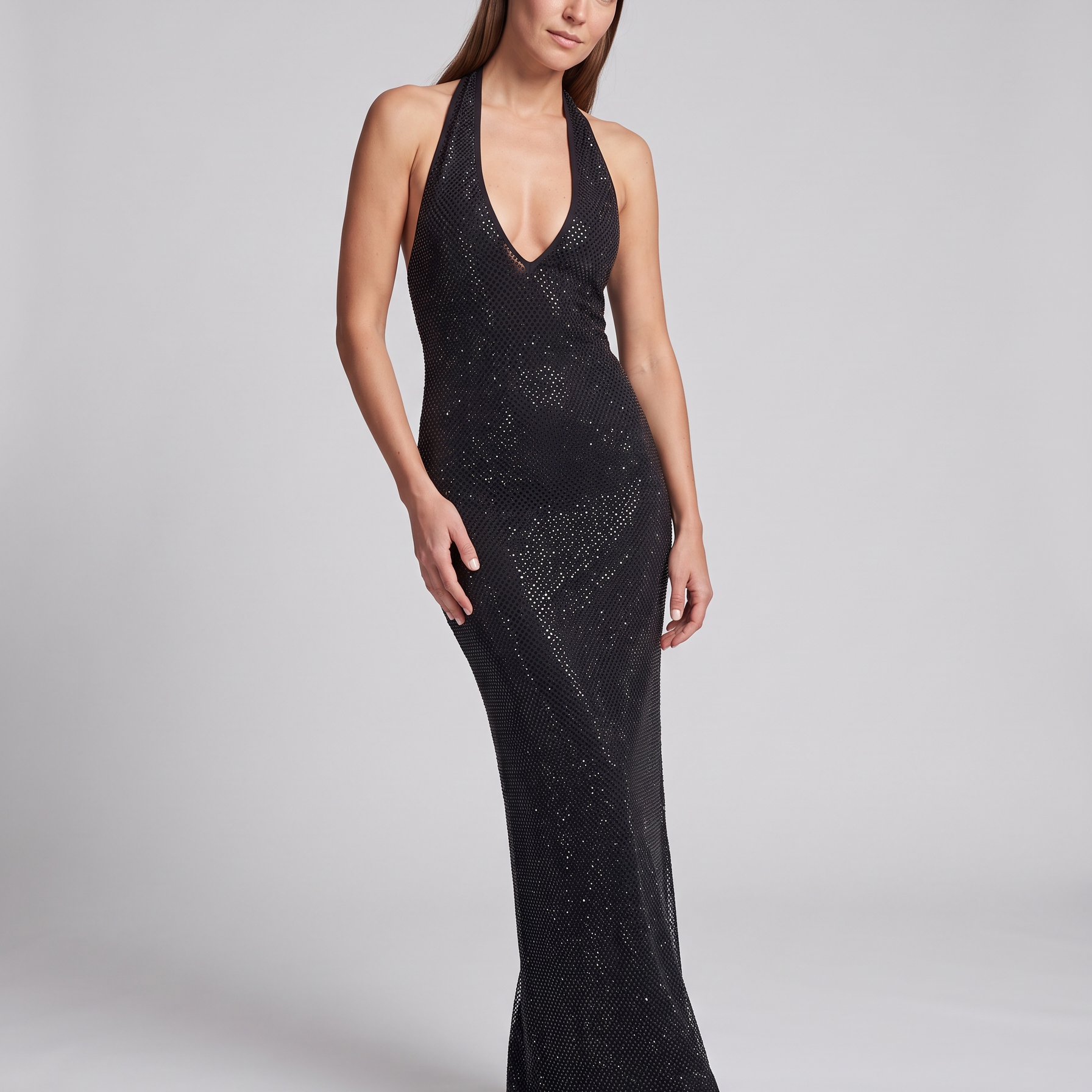 Sukienka maxi z dekoltem halter – czarna, zdobiona dżetami – zdjęcie 1