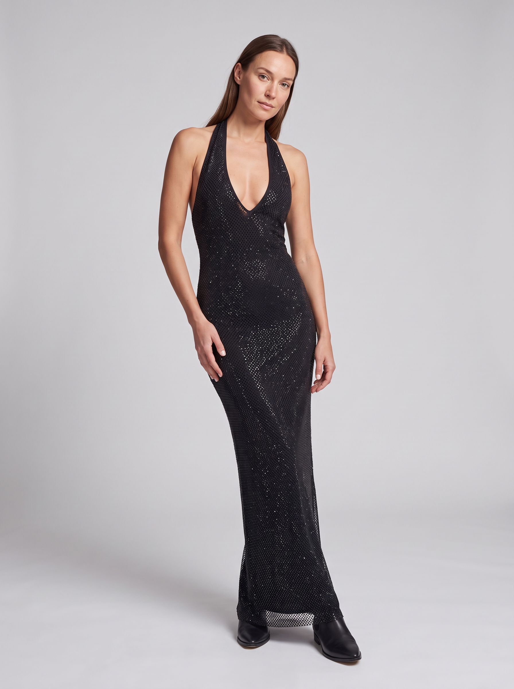Sukienka maxi z dekoltem halter – czarna, zdobiona dżetami – zdjęcie 1
