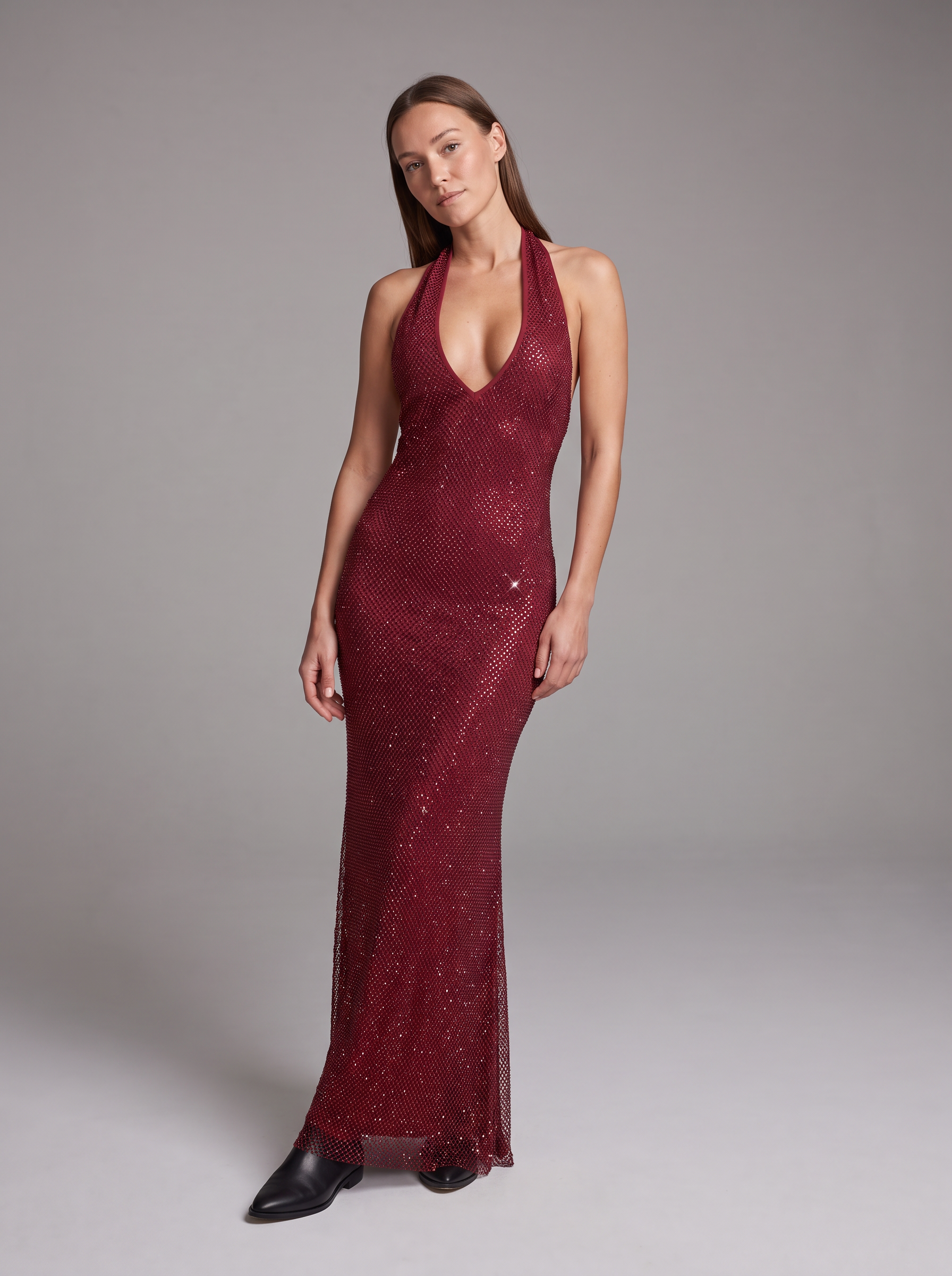 Sukienka maxi z cekinami – bordowa z głębokim dekoltem halter – zdjęcie 1