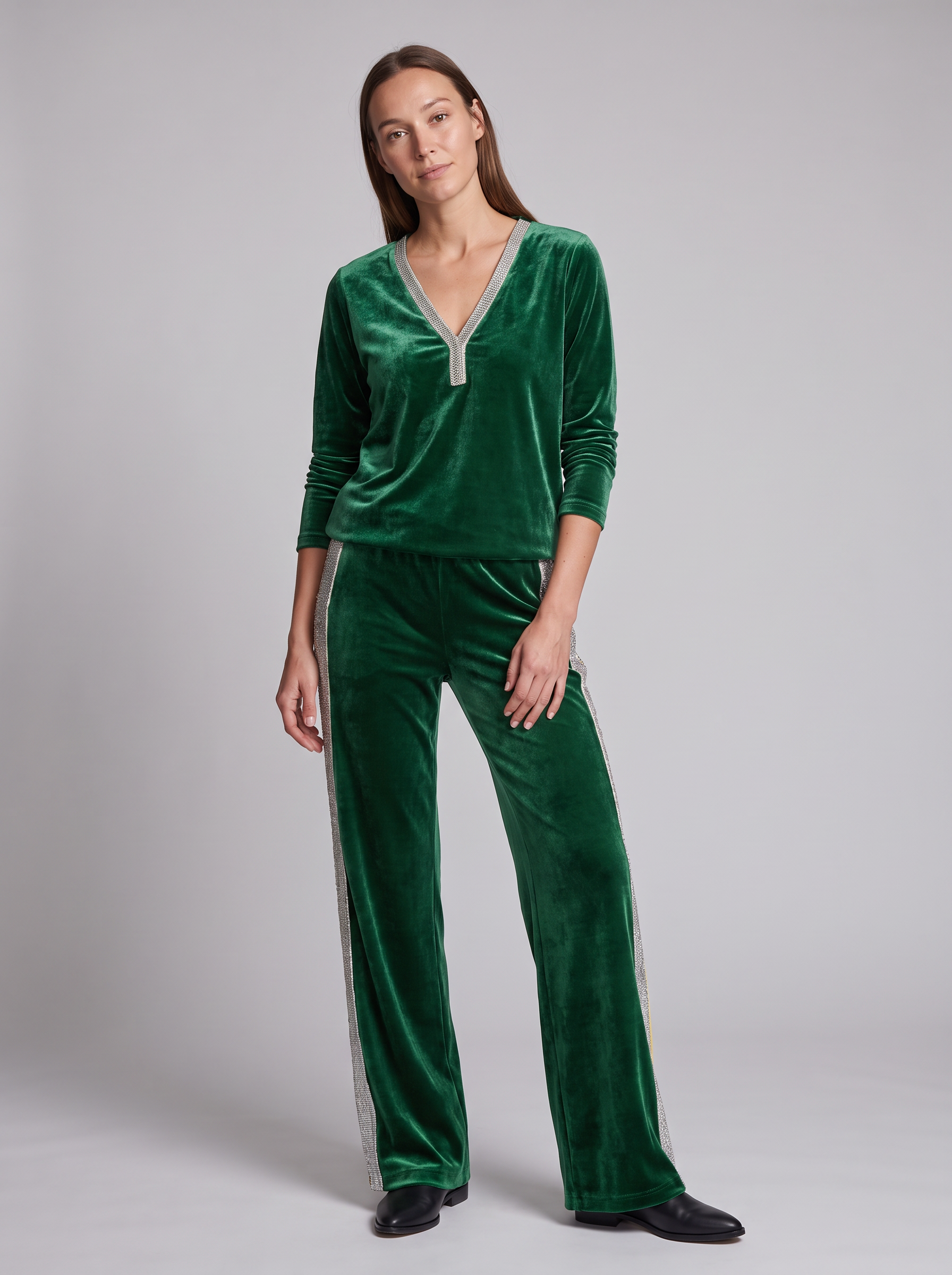 Damski dres welurowy – brokatowe lampasy, bluzka w serek i spodnie – Zielony