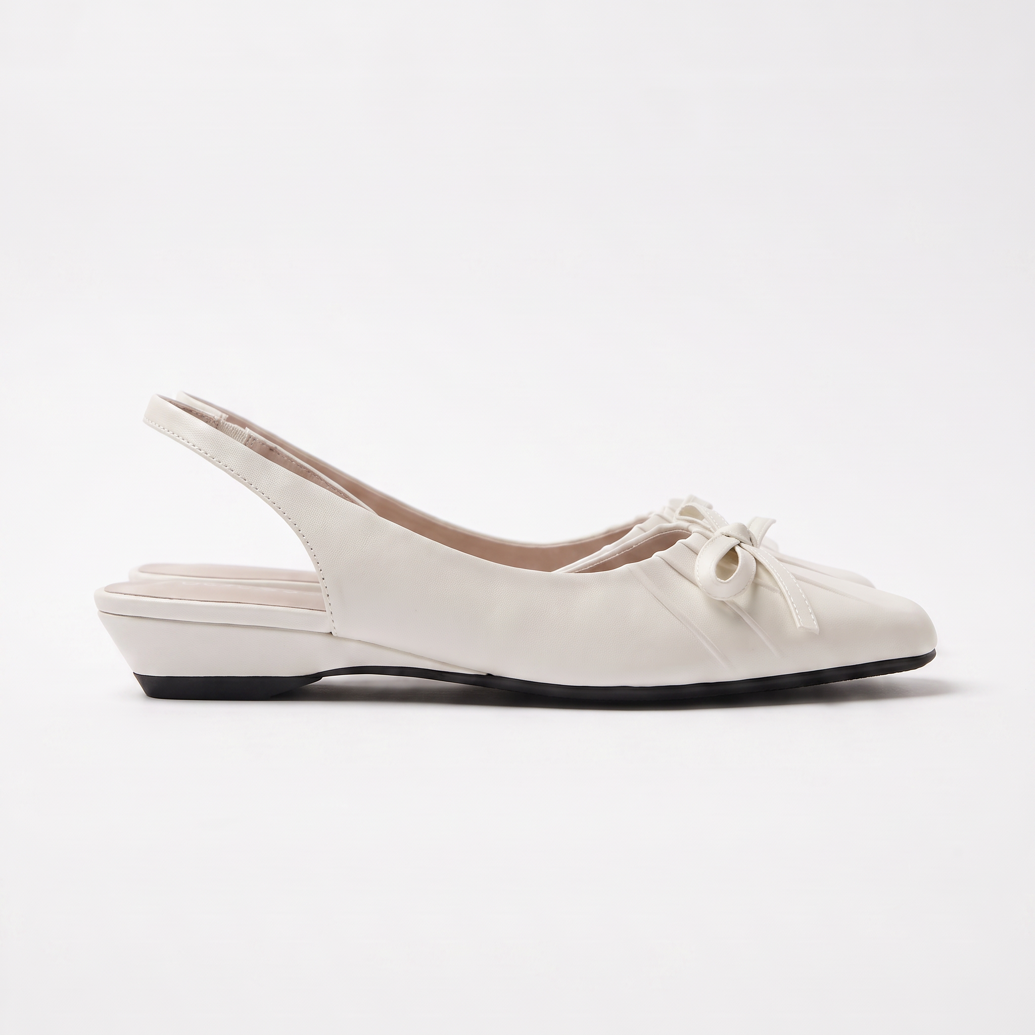 Czółenka slingback na niskim obcasie – białe, z kokardą i klamrą – zdjęcie 1