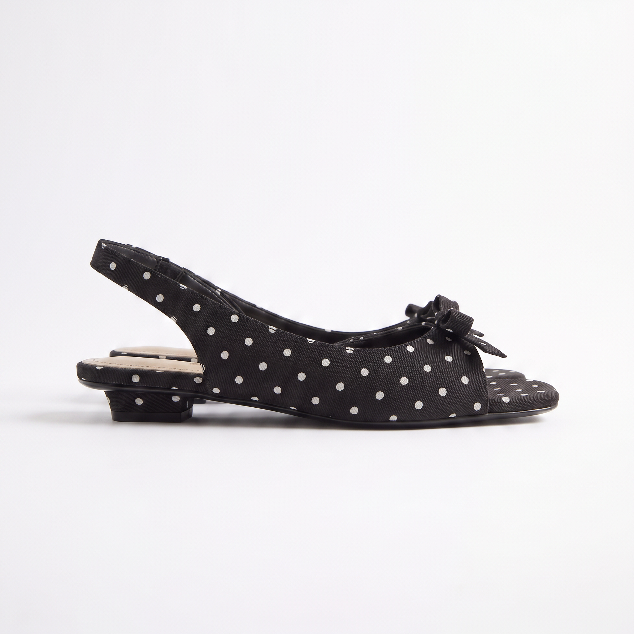 Damskie sandały peep toe w groszki – czarne z kokardą – zdjęcie 3