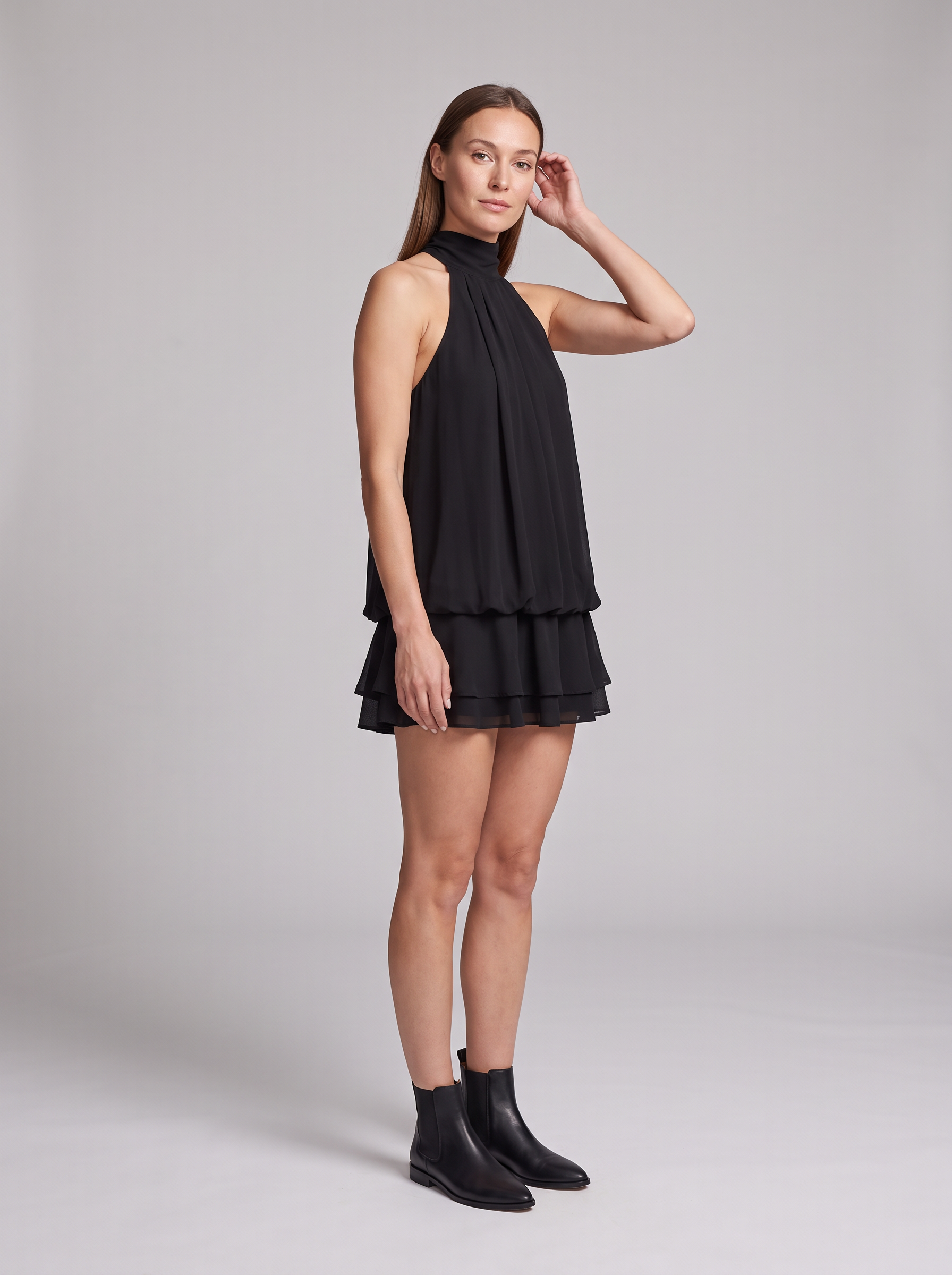 Sukienka mini z dekoltem halter – zwiewna, wiązana na szyi – zdjęcie 5