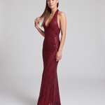 Sukienka maxi z cekinami – bordowa z głębokim dekoltem halter – zdjęcie 2