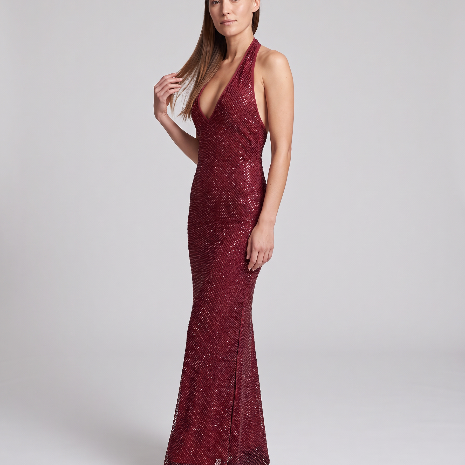 Sukienka maxi z cekinami – bordowa z głębokim dekoltem halter – zdjęcie 2