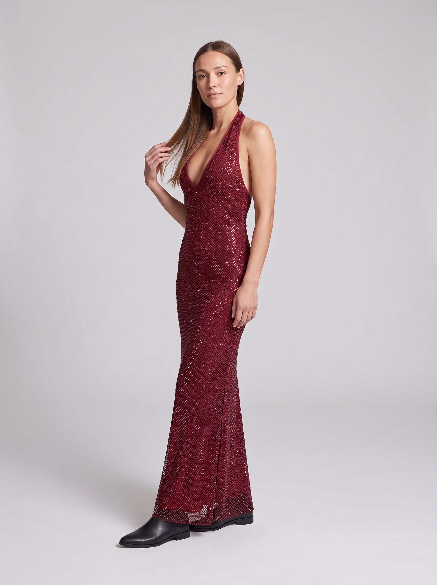 Sukienka maxi z cekinami – bordowa z głębokim dekoltem halter – zdjęcie 2