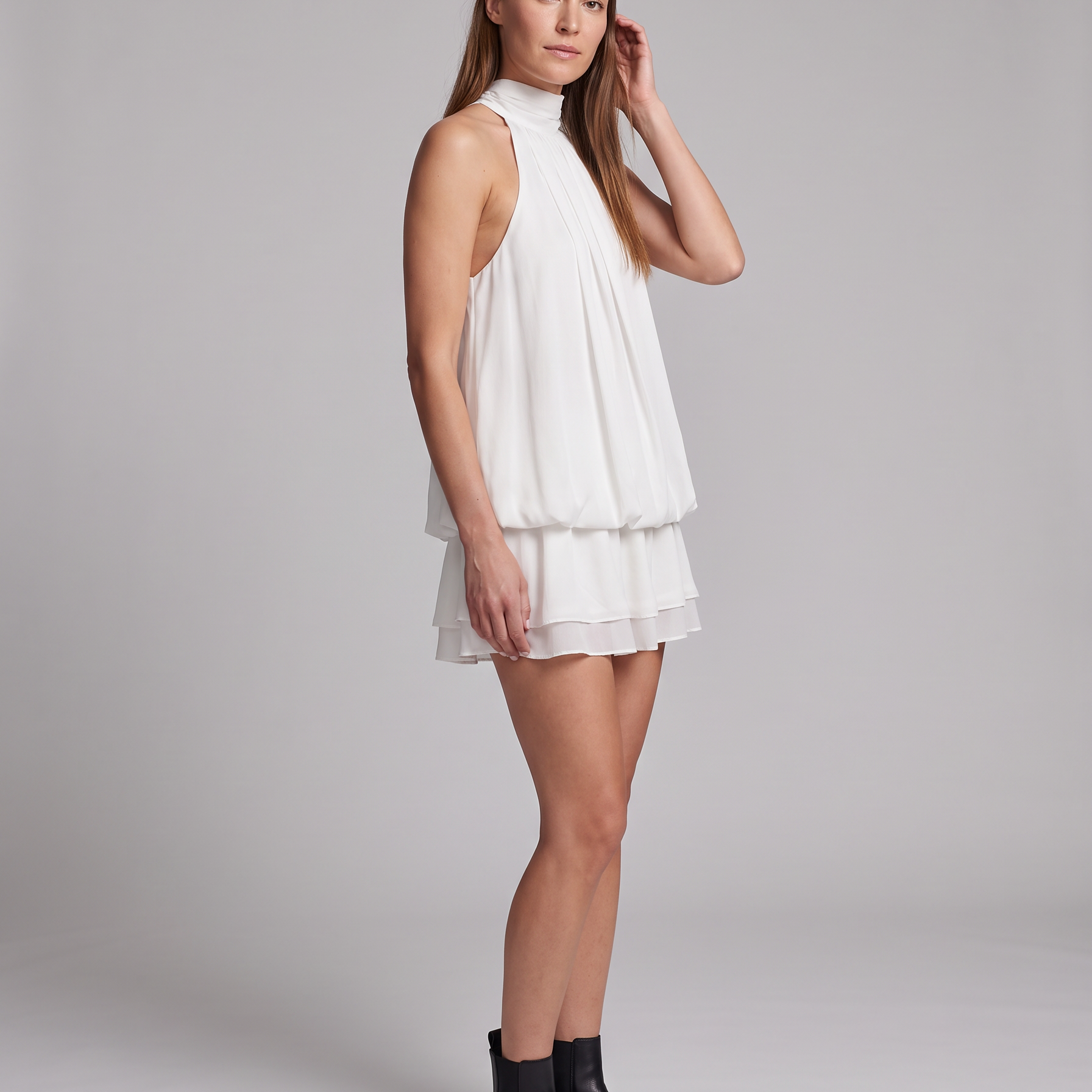 Sukienka mini z dekoltem halter – zwiewna, wiązana na szyi – zdjęcie 1