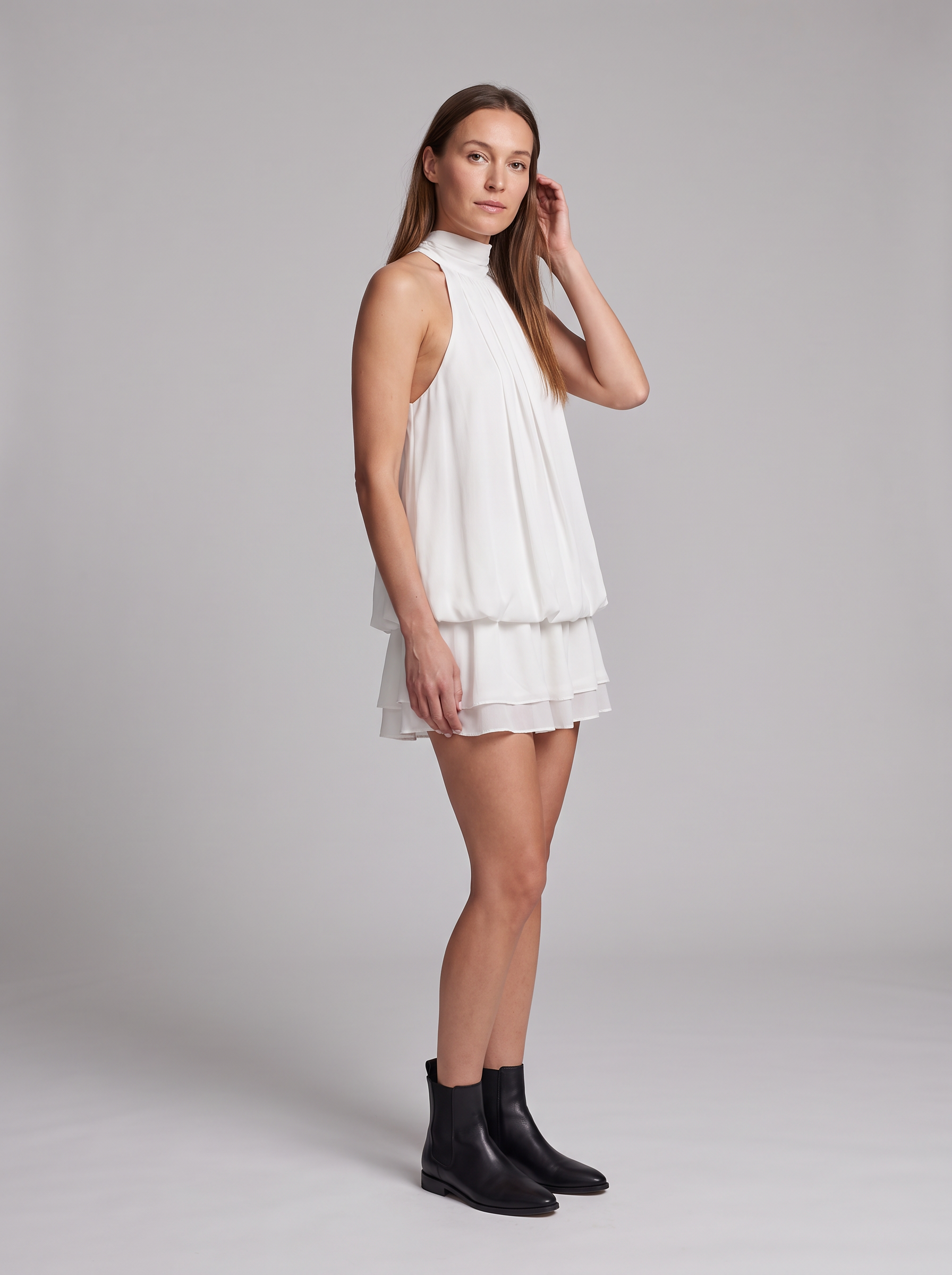 Sukienka mini z dekoltem halter – zwiewna, wiązana na szyi – zdjęcie 1