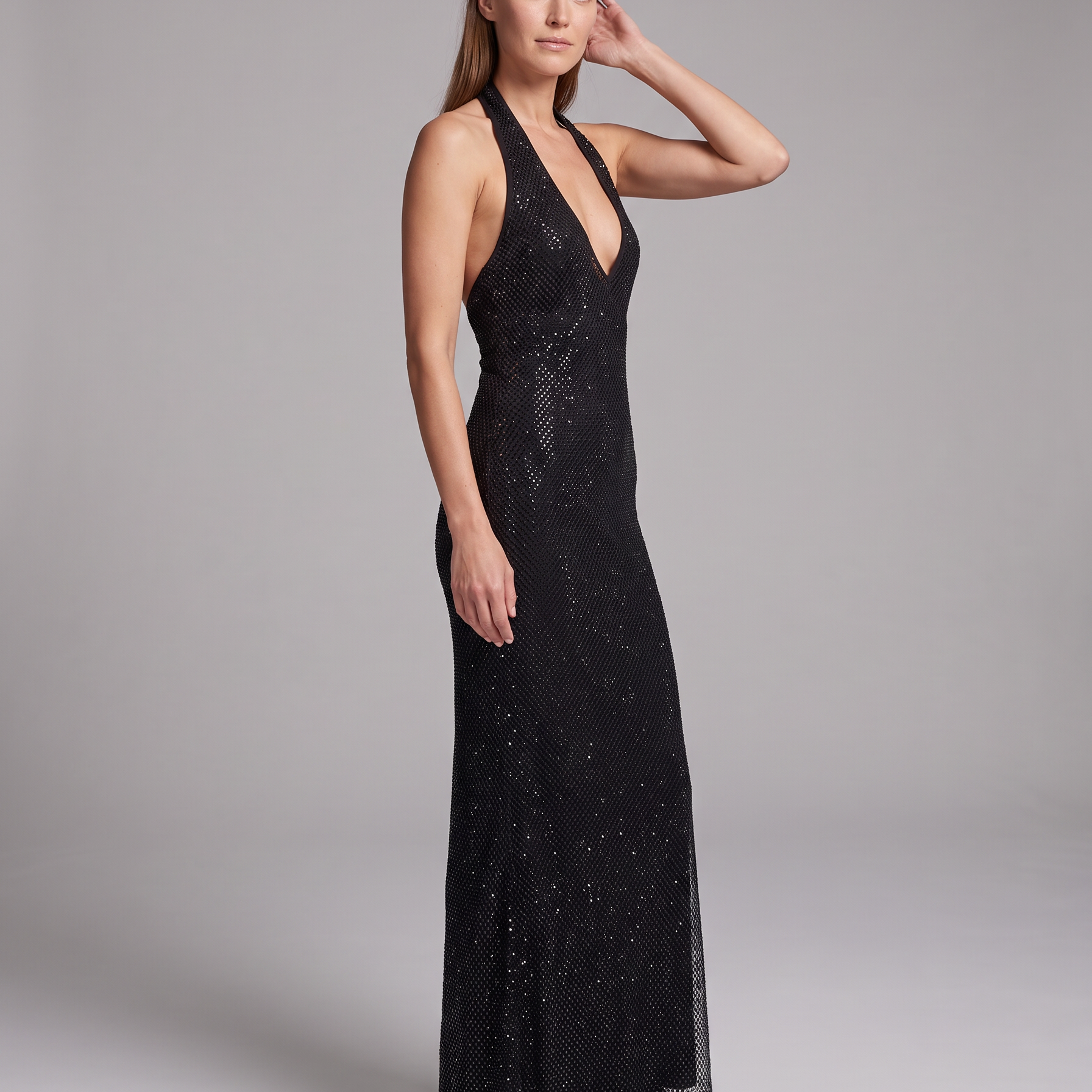Sukienka maxi z dekoltem halter – czarna, zdobiona dżetami – zdjęcie 2