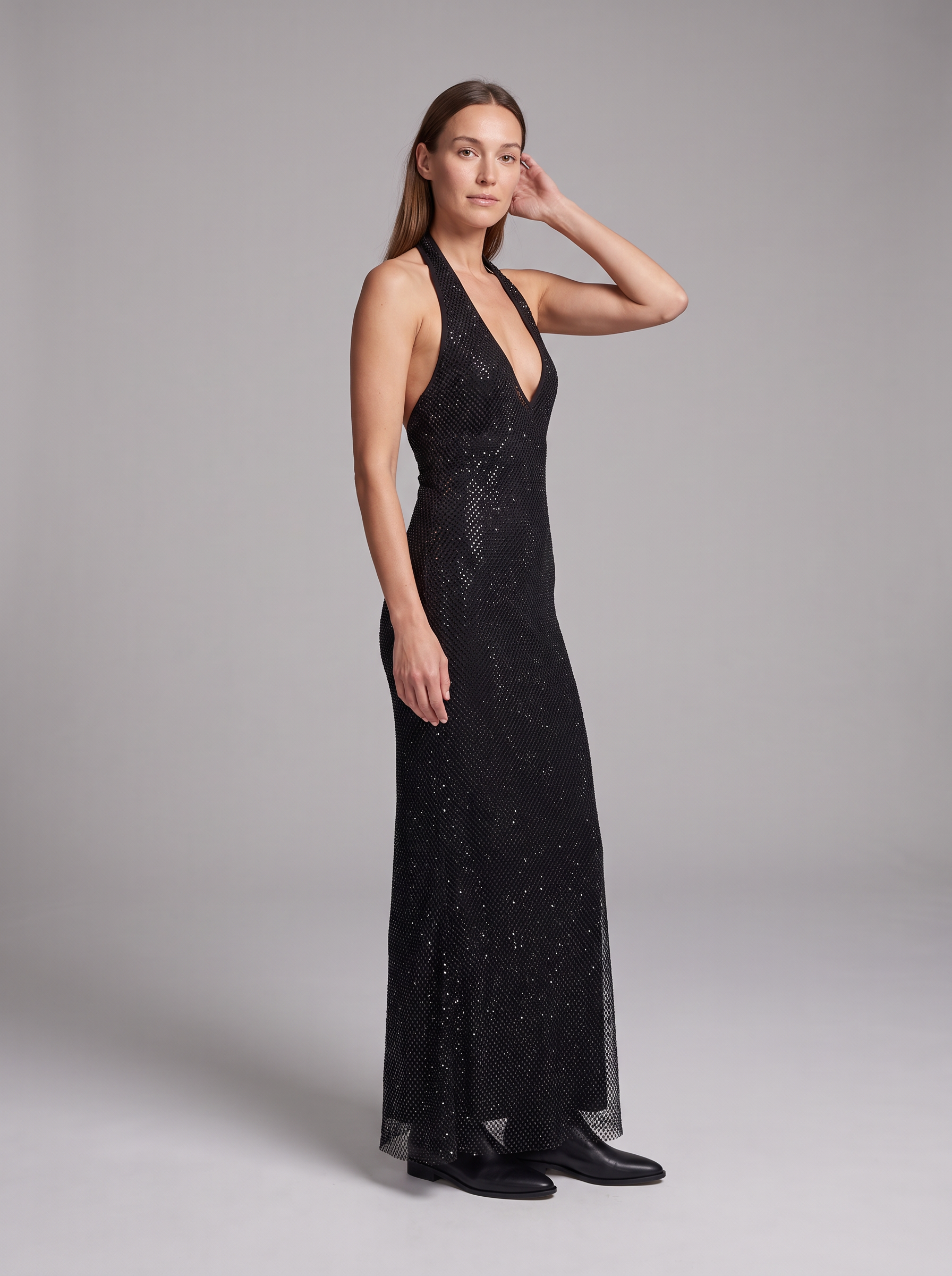 Sukienka maxi z dekoltem halter – czarna, zdobiona dżetami – zdjęcie 2