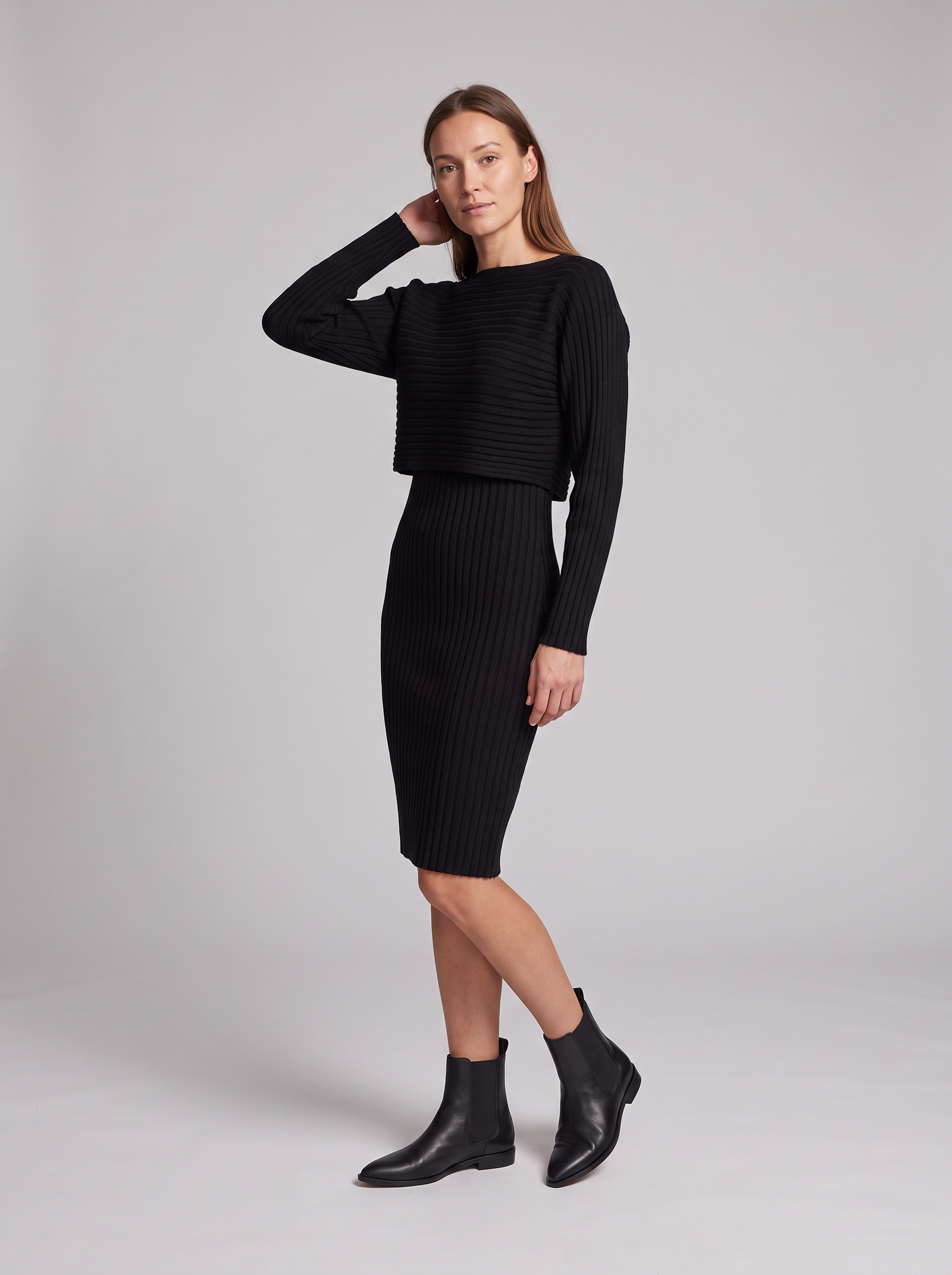 Prążkowany komplet damski – sukienka mini i krótki sweter, czarny – zdjęcie 6