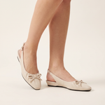Damskie czółenka slingback z kokardą – beżowe, niski obcas – zdjęcie 2