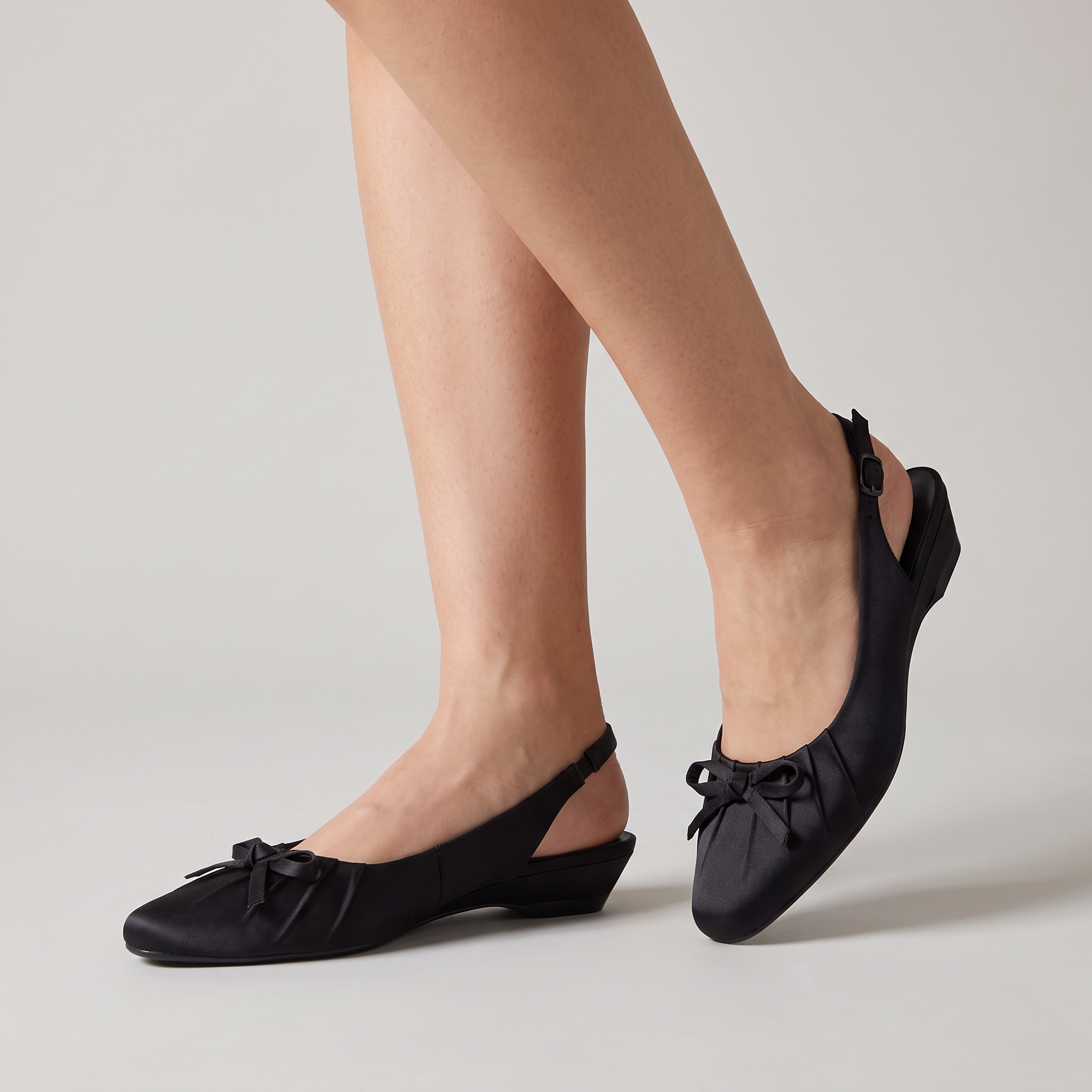 Czółenka slingback na niskim obcasie – czarne, z kokardą i klamrą – zdjęcie 2
