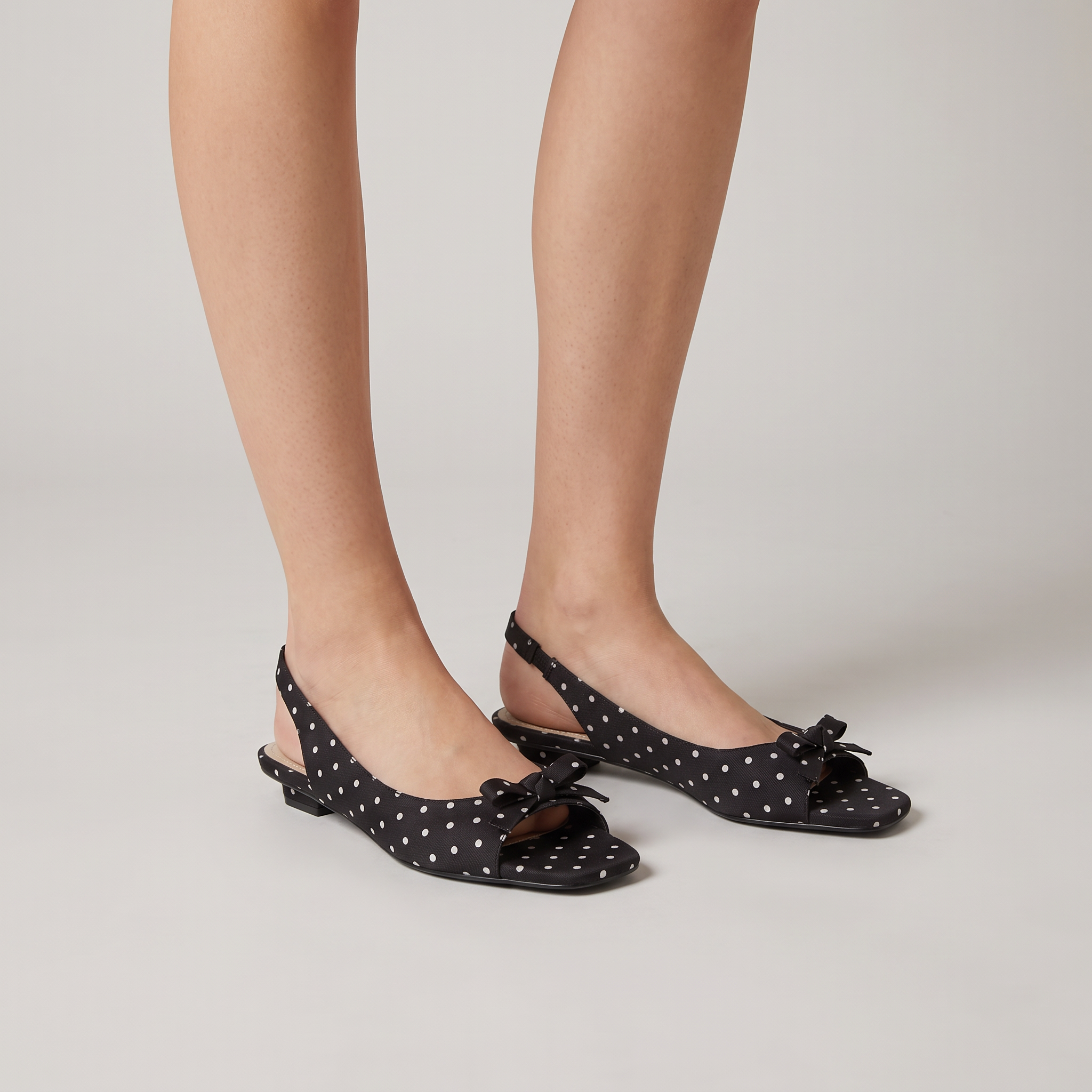 Damskie sandały peep toe w groszki – czarne z kokardą – zdjęcie 2