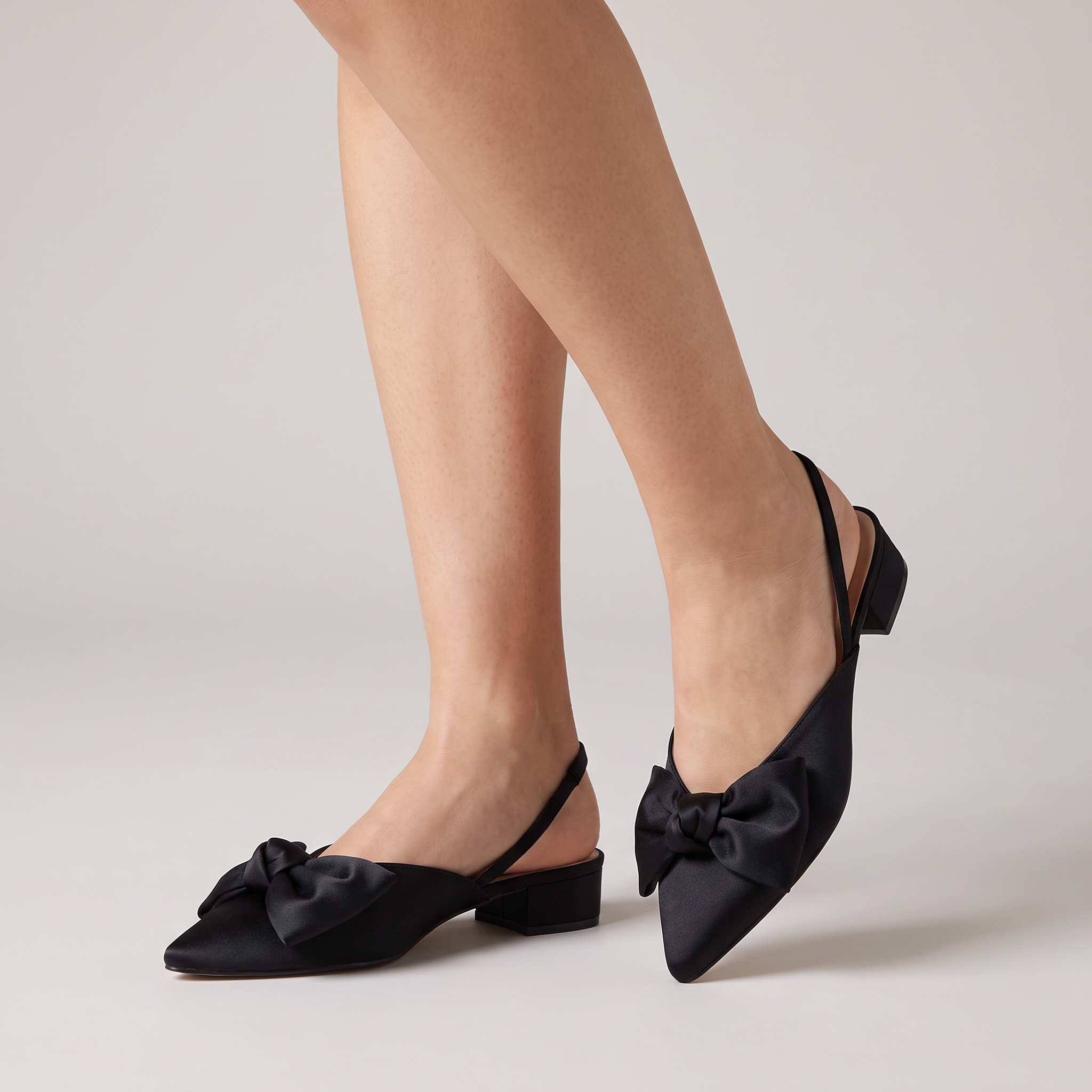 Czółenka slingback z kokardą – czarne, niski obcas – zdjęcie 2