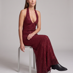 Sukienka maxi z cekinami – bordowa z głębokim dekoltem halter – zdjęcie 3