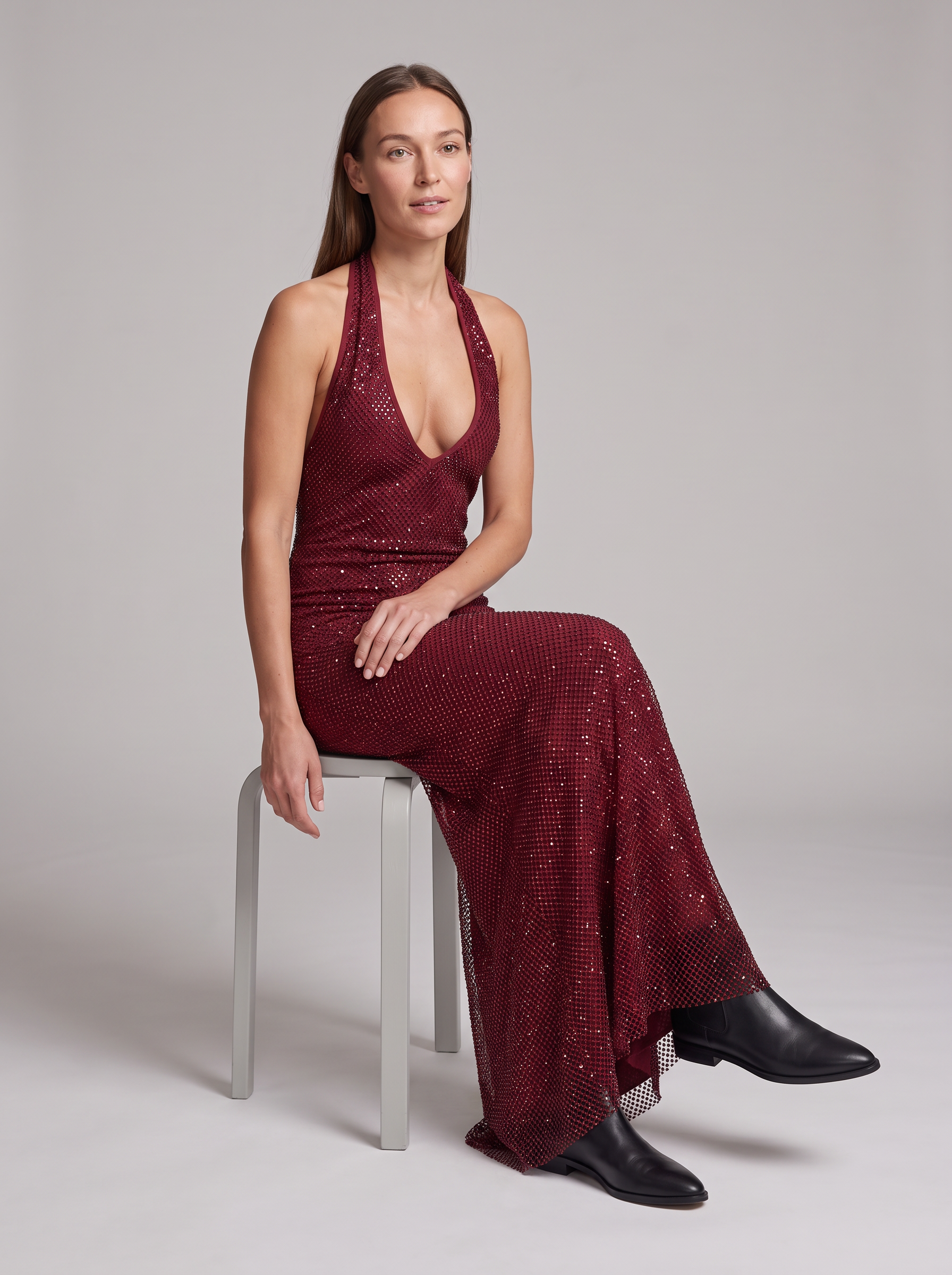 Sukienka maxi z cekinami – bordowa z głębokim dekoltem halter – zdjęcie 3