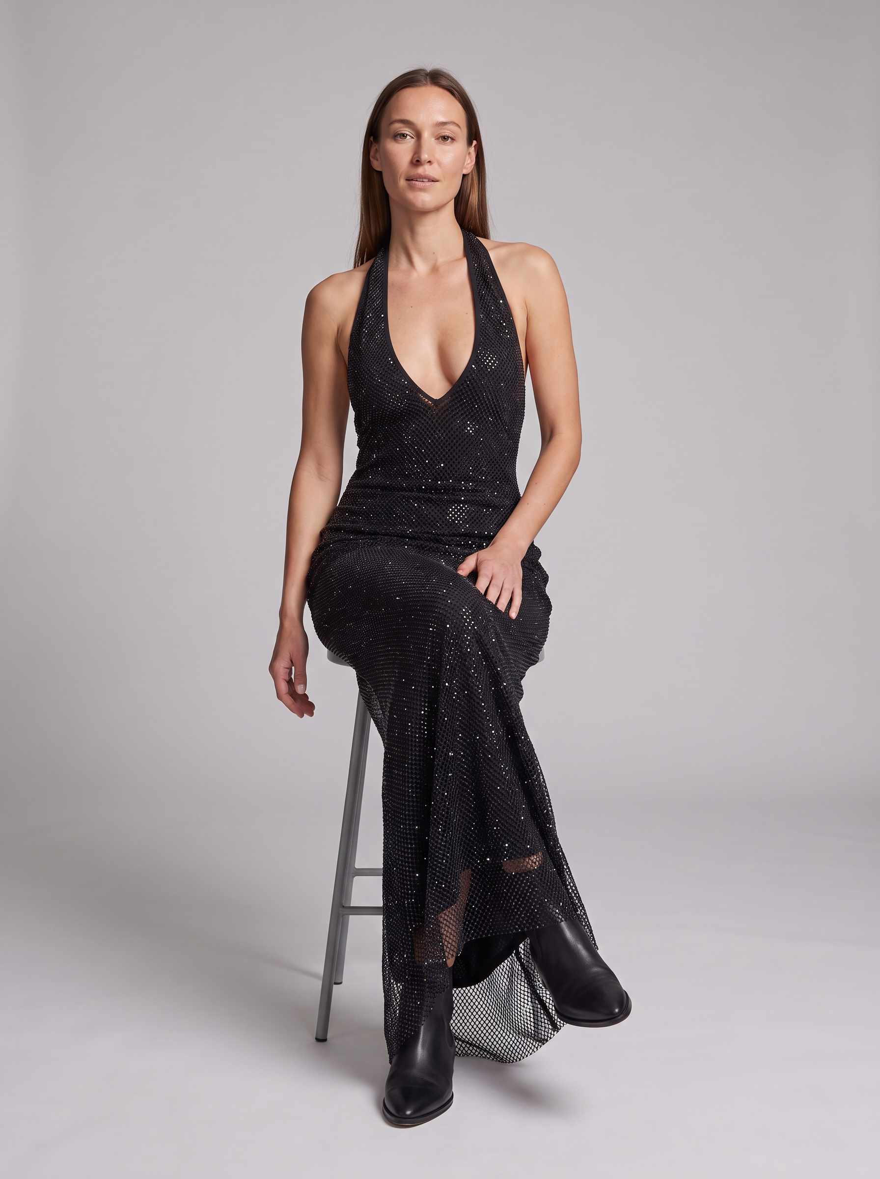 Sukienka maxi z dekoltem halter – czarna, zdobiona dżetami – zdjęcie 3