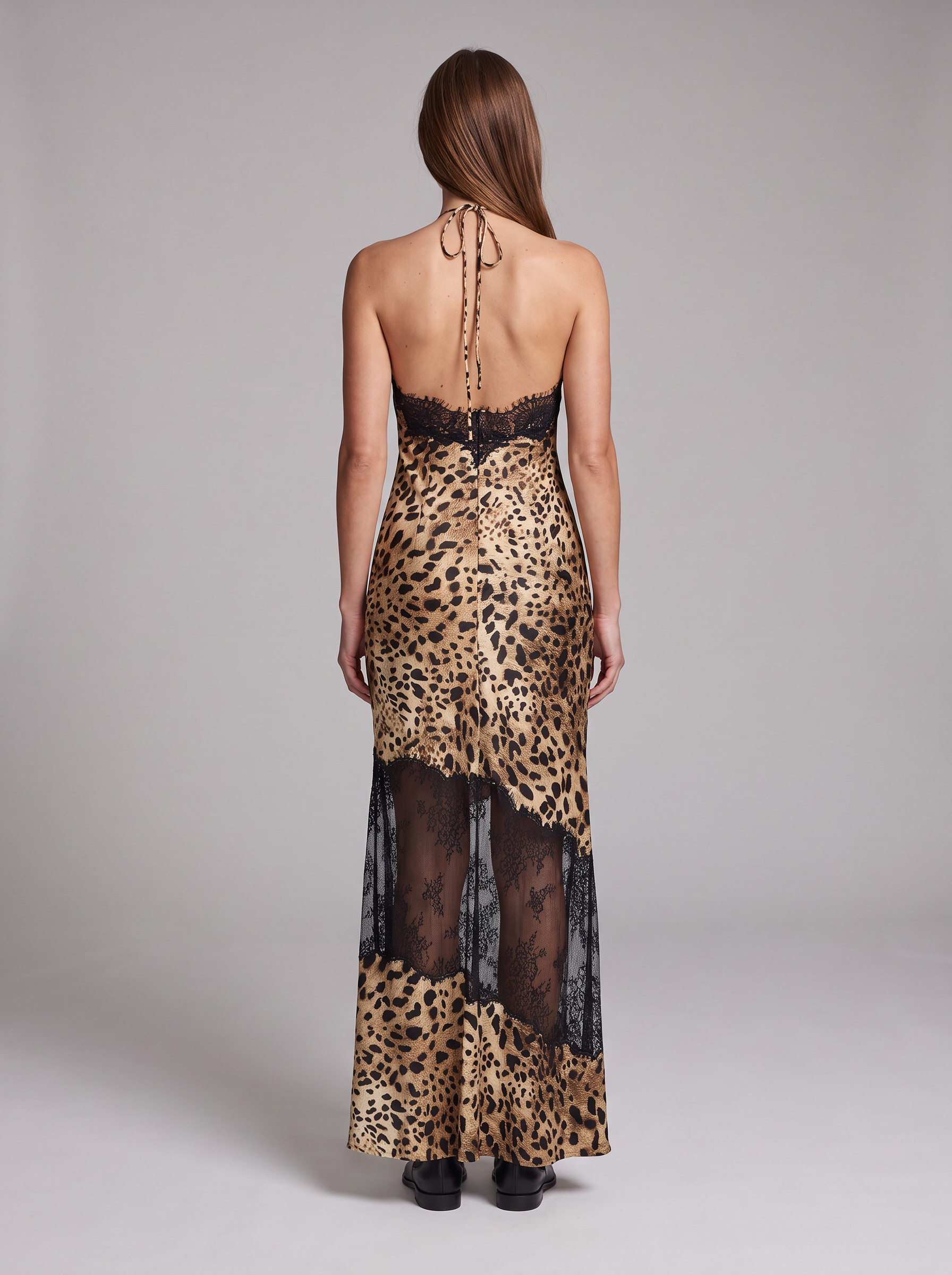 Sukienka maxi w panterkę – dekolt halter z koronką – zdjęcie 5