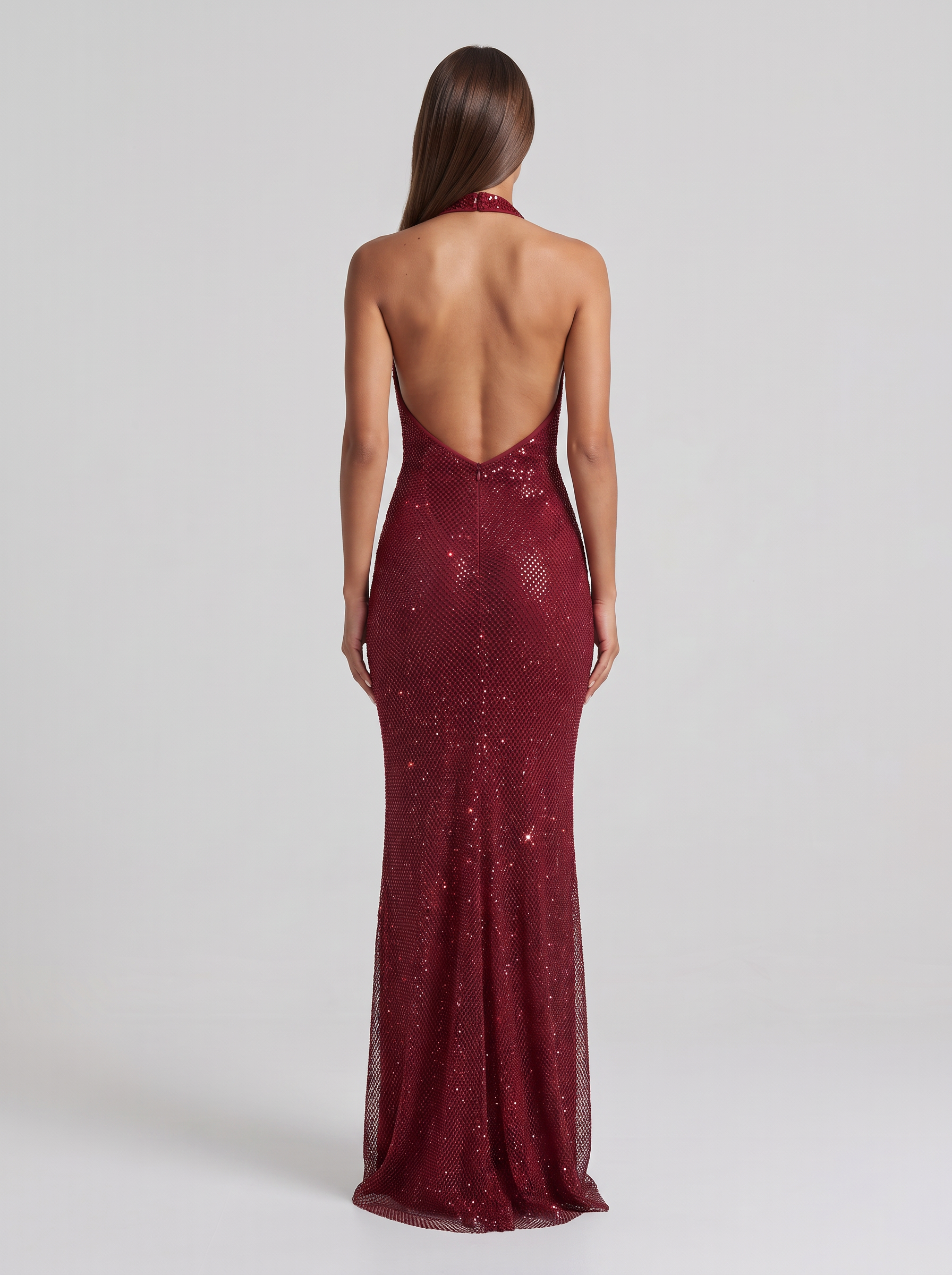 Sukienka maxi z cekinami – bordowa z głębokim dekoltem halter – zdjęcie 4