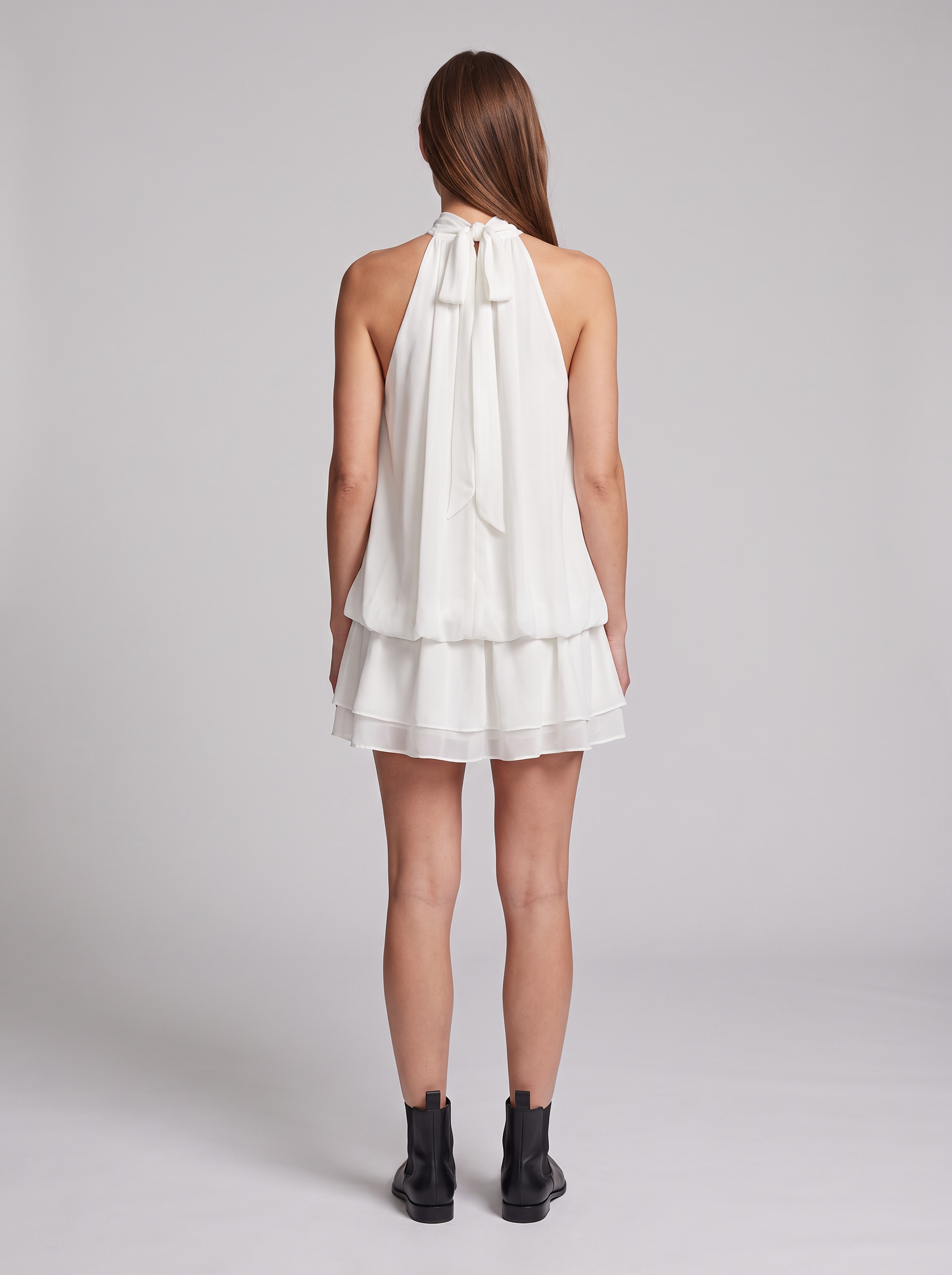 Sukienka mini z dekoltem halter – zwiewna, wiązana na szyi – zdjęcie 3