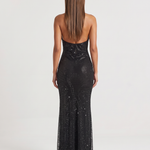 Sukienka maxi z dekoltem halter – czarna, zdobiona dżetami – zdjęcie 4