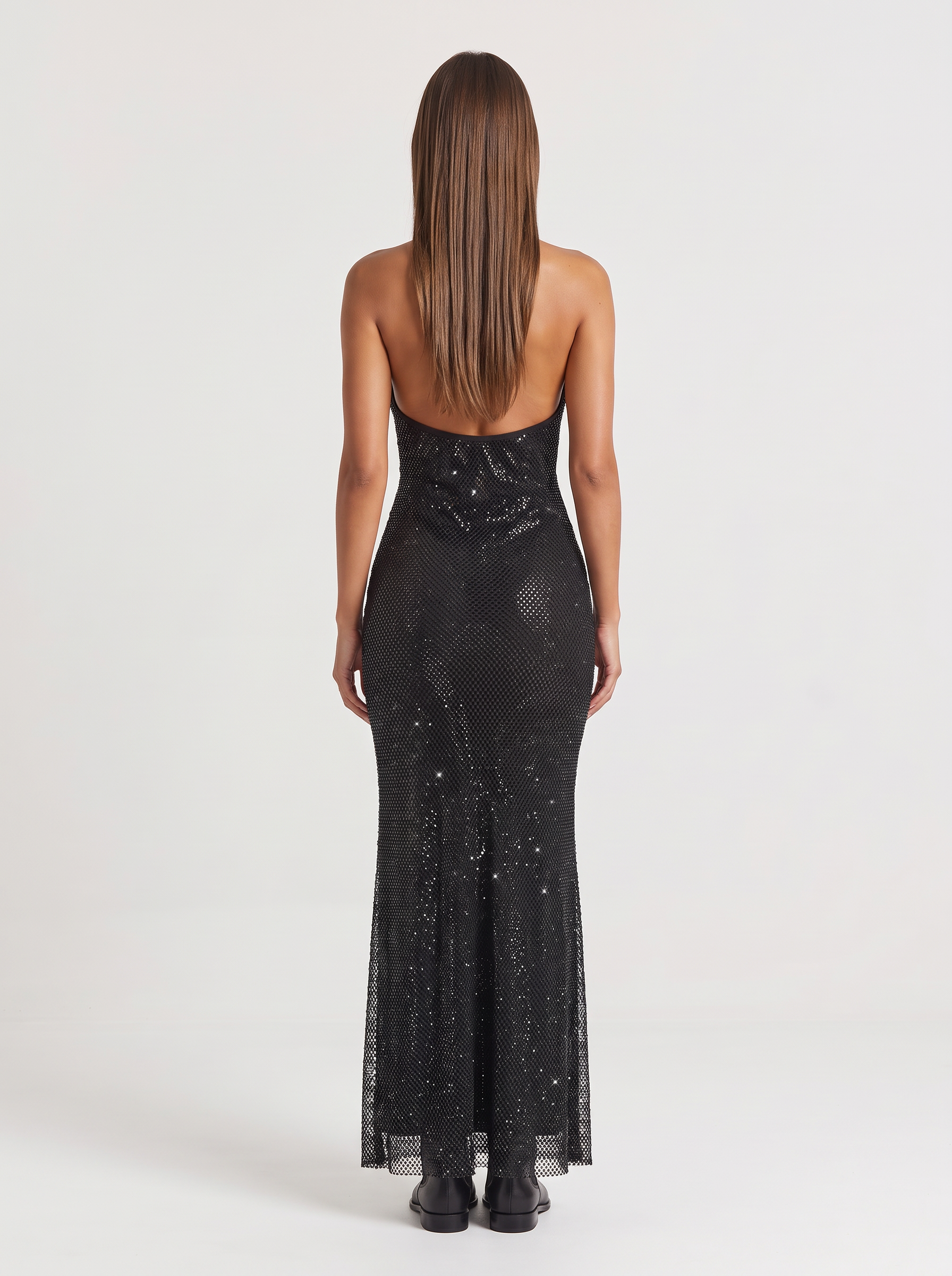 Sukienka maxi z dekoltem halter – czarna, zdobiona dżetami – zdjęcie 4