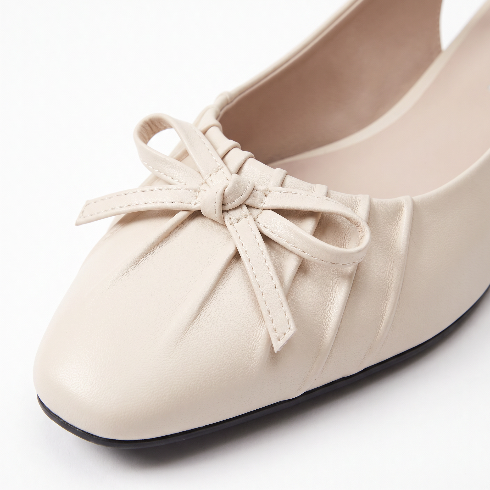 Damskie czółenka slingback z kokardą – beżowe, niski obcas – zdjęcie 7