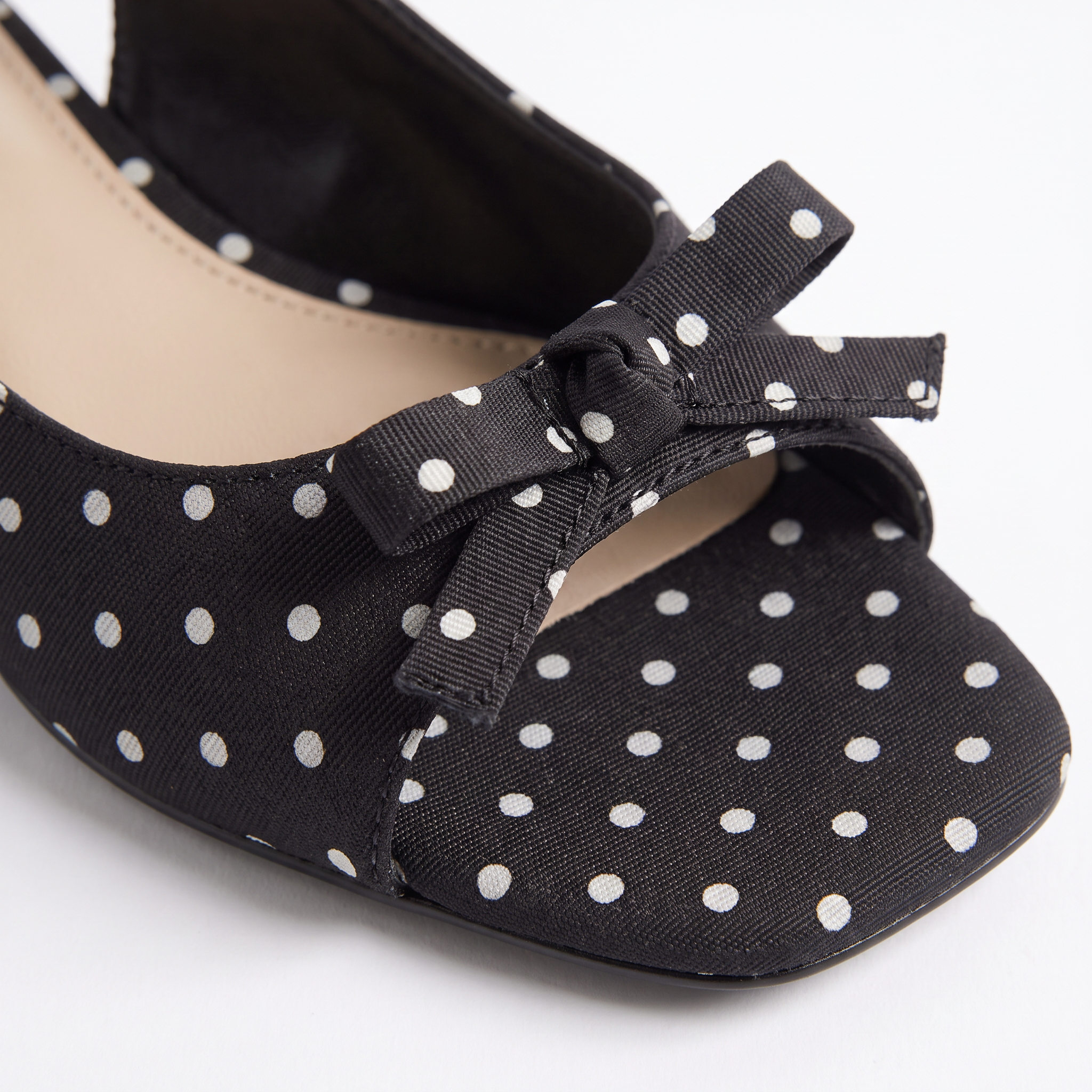 Damskie sandały peep toe w groszki – czarne z kokardą – zdjęcie 6