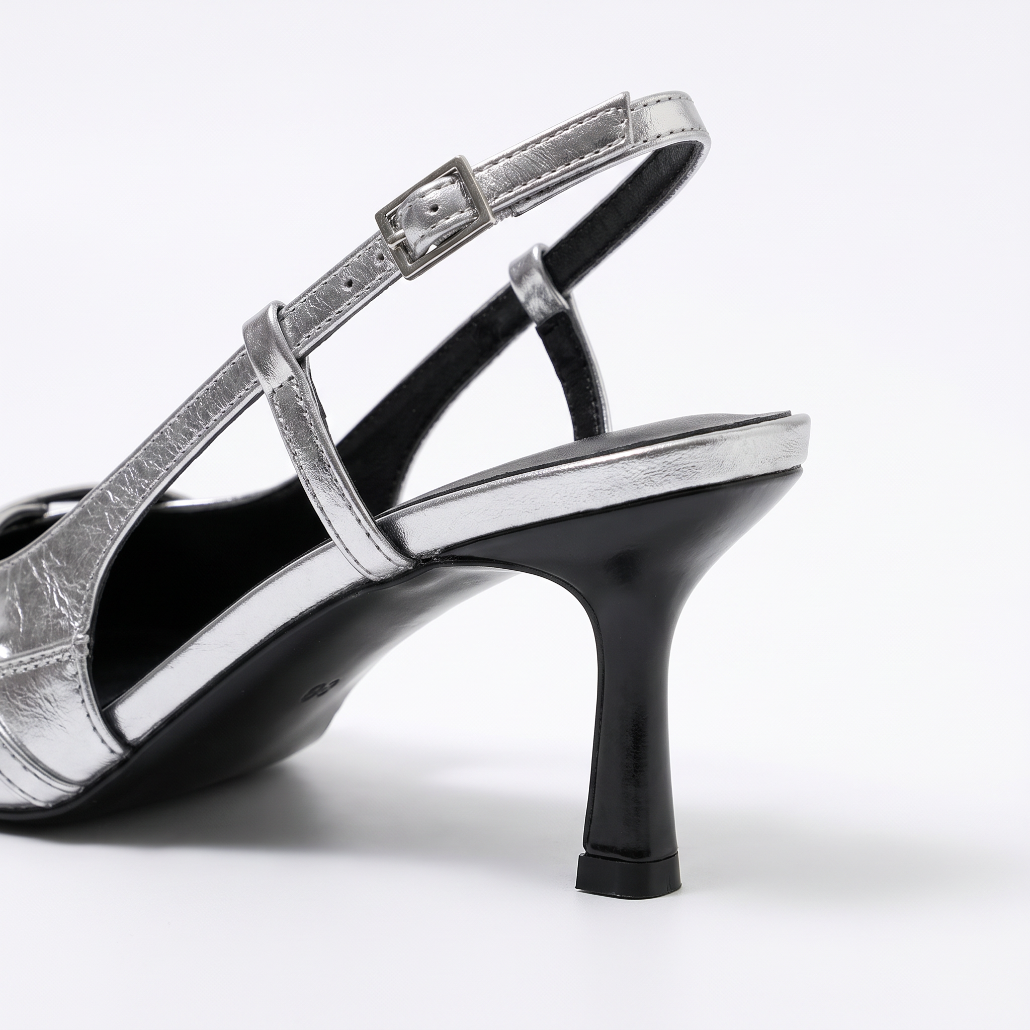 Damskie czółenka slingback na niskim obcasie – srebrne, sprzączki – zdjęcie 6