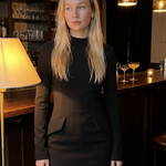 Sukienka mini bodycon z długim rękawem – czarna, rozszerzane mankiety – zdjęcie 6