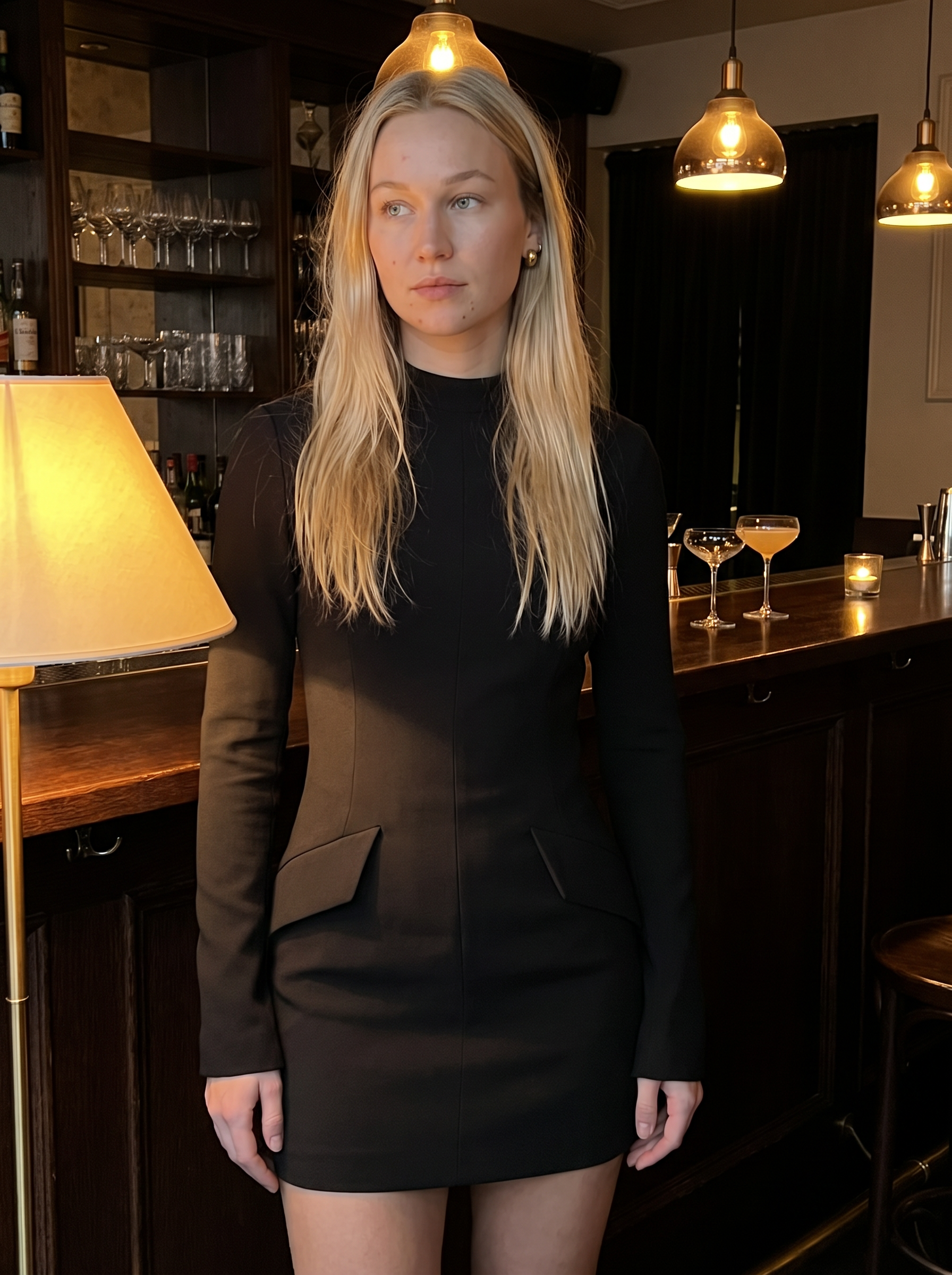 Sukienka mini bodycon z długim rękawem – czarna, rozszerzane mankiety – zdjęcie 6