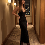 Sukienka maxi z dekoltem halter – czarna, zdobiona dżetami – zdjęcie 6