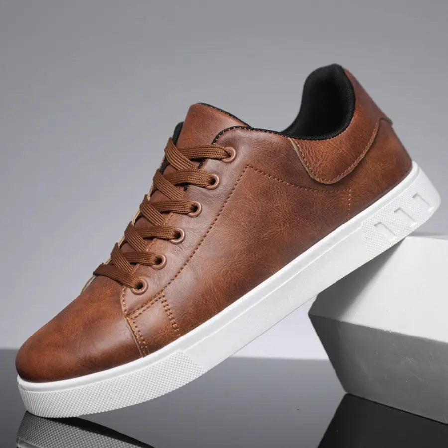 Męskie sneakersy niskie – sznurowane z kontrastową podeszwą – zdjęcie 1