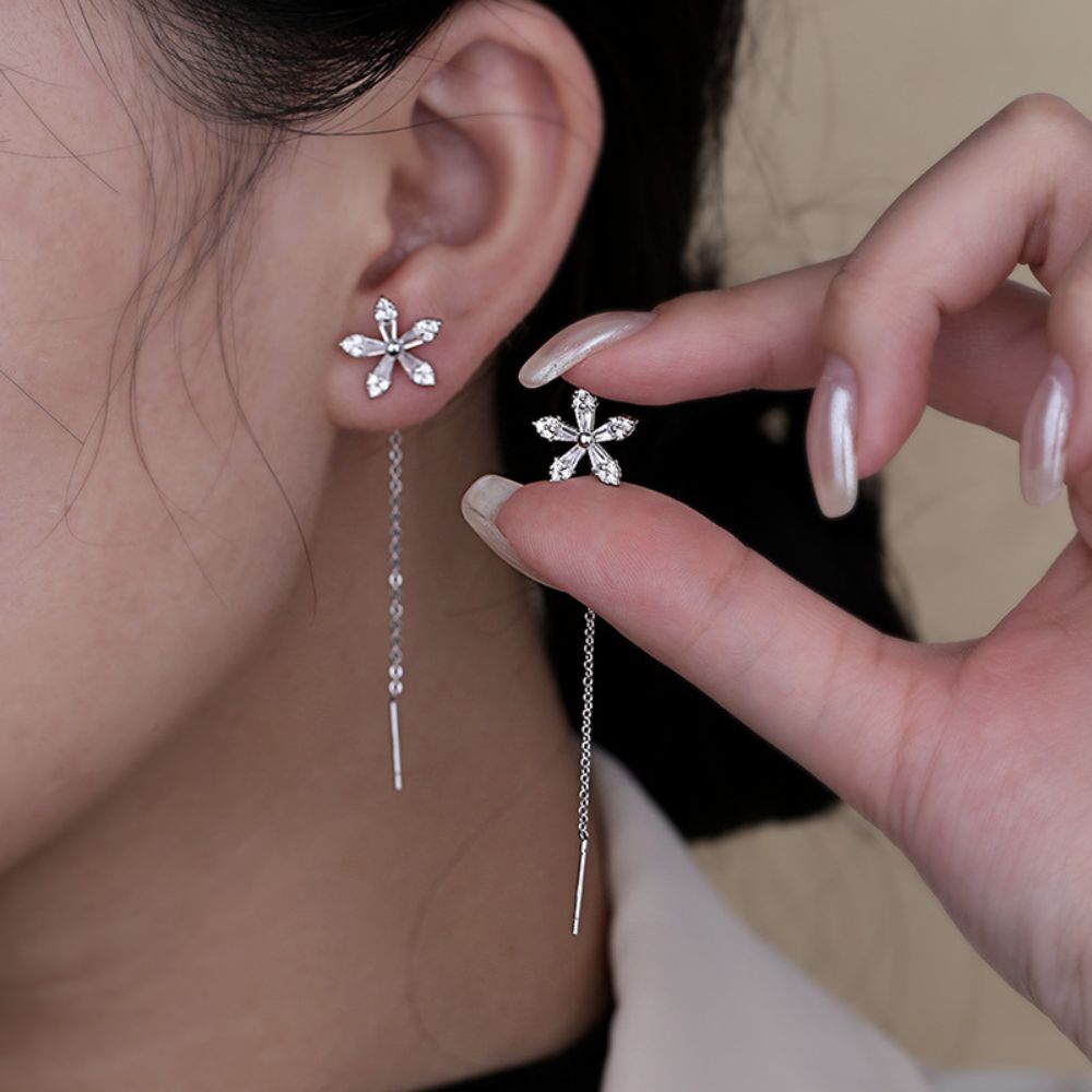 Kolczyki przewlekane z kwiatkiem – cyrkonie, długość 6,5 cm – zdjęcie 1