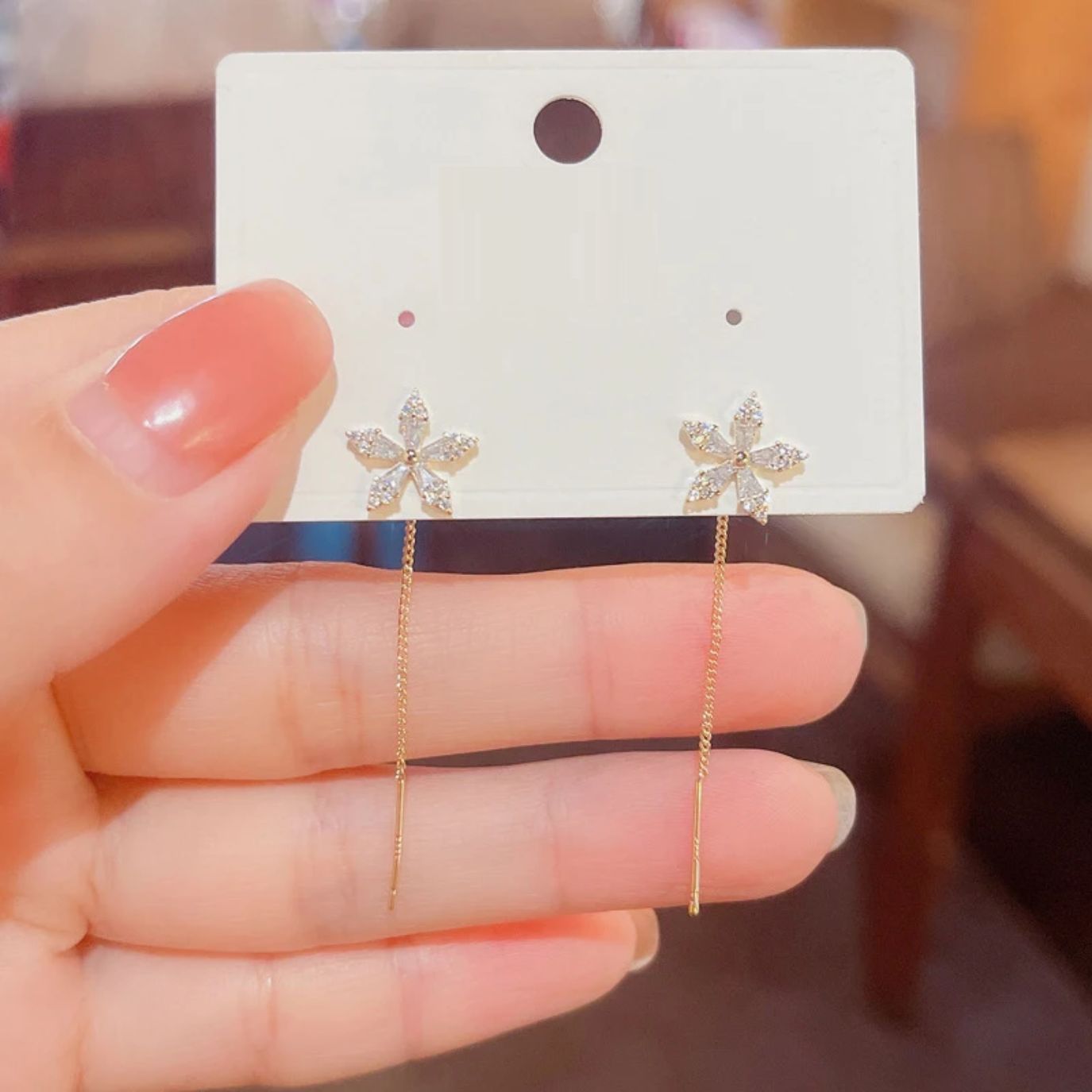 Kolczyki przewlekane z kwiatkiem – cyrkonie, długość 6,5 cm – zdjęcie 2