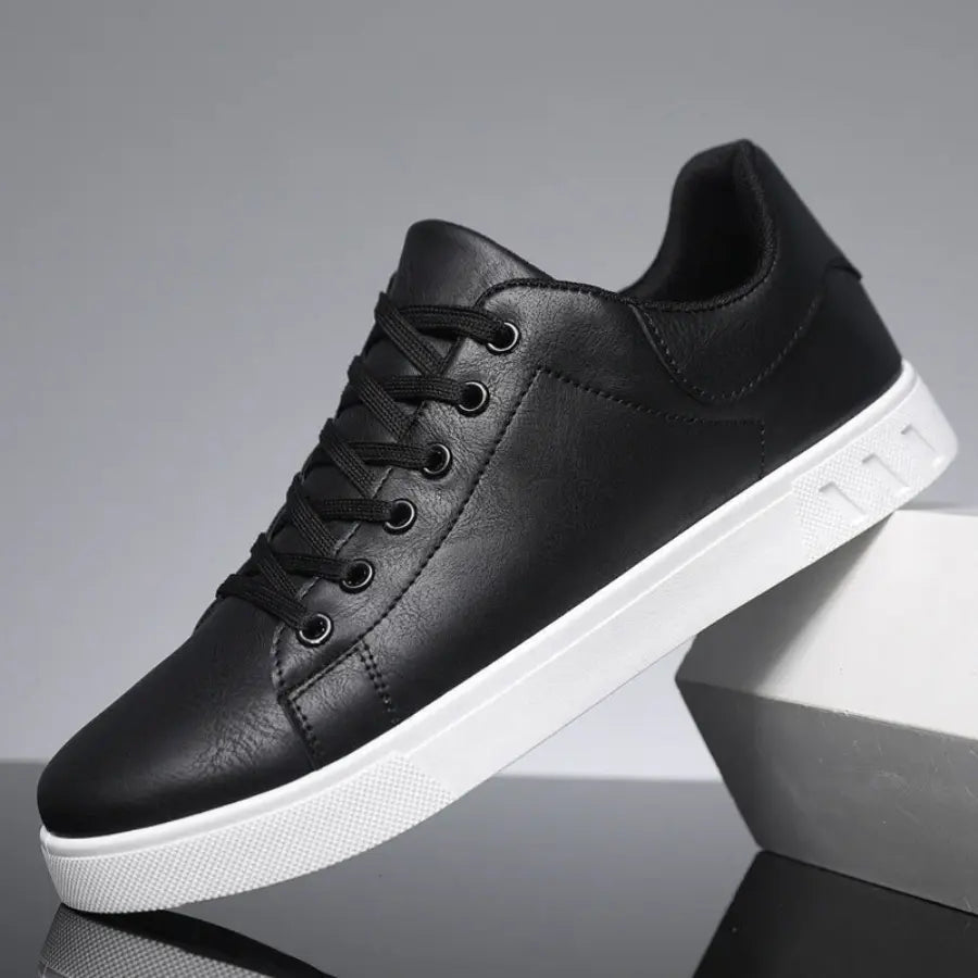 Męskie sneakersy niskie – sznurowane z kontrastową podeszwą – Czarny