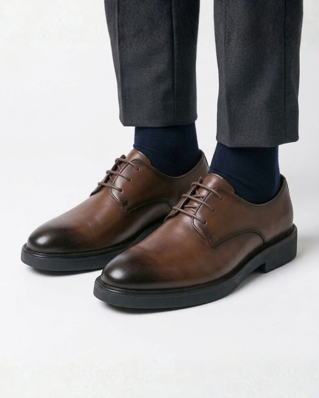 Męskie buty derby – eleganckie, sznurowane, z gumową podeszwą – zdjęcie 1