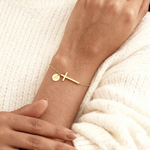 Bransoletka z krzyżykiem i inicjałem – pozłacana, regulowana – zdjęcie 3