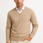 Męski sweter w serek slim fit – elegancki i casualowy – Camelowy
