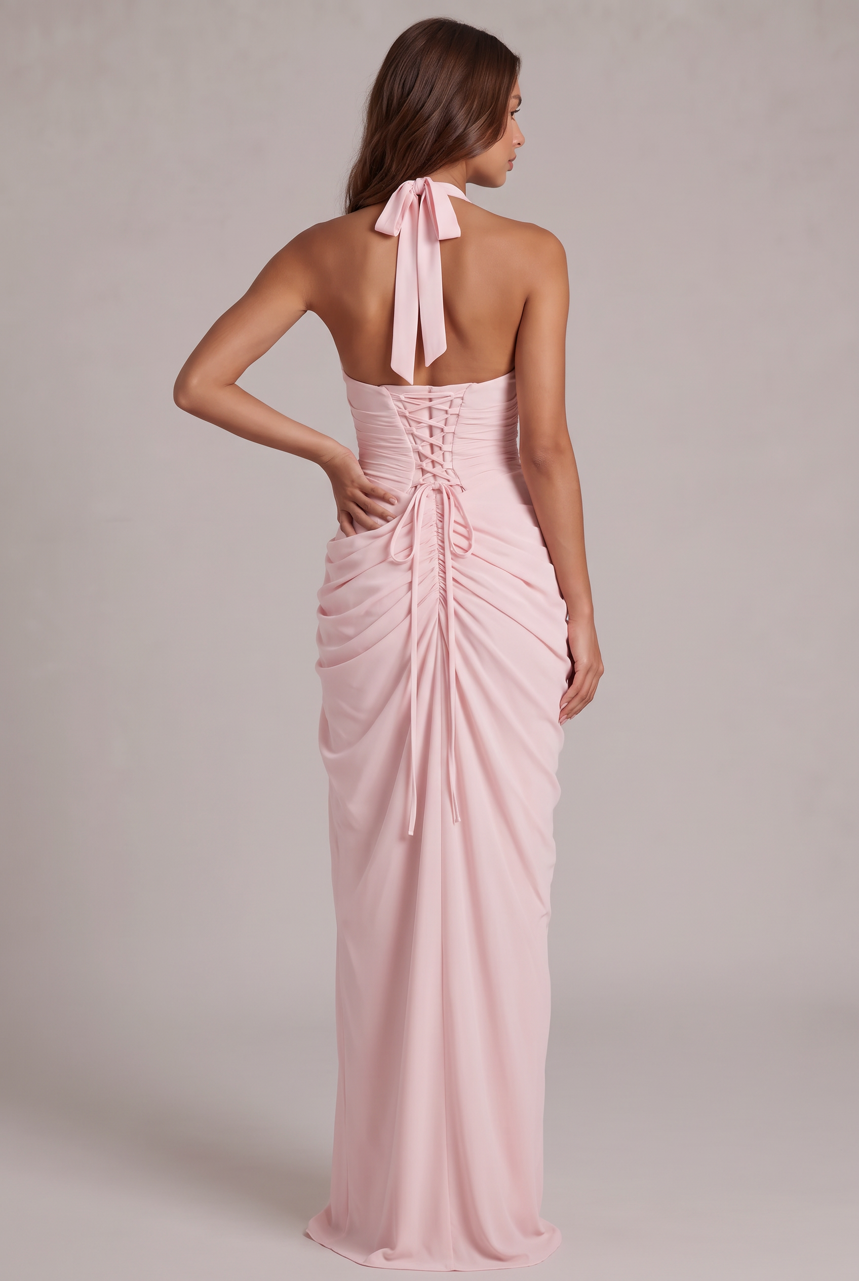 Sukienka maxi halter – drapowanie i wysokie rozcięcie – zdjęcie 6
