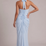 Sukienka maxi halter – drapowanie i wysokie rozcięcie – zdjęcie 3