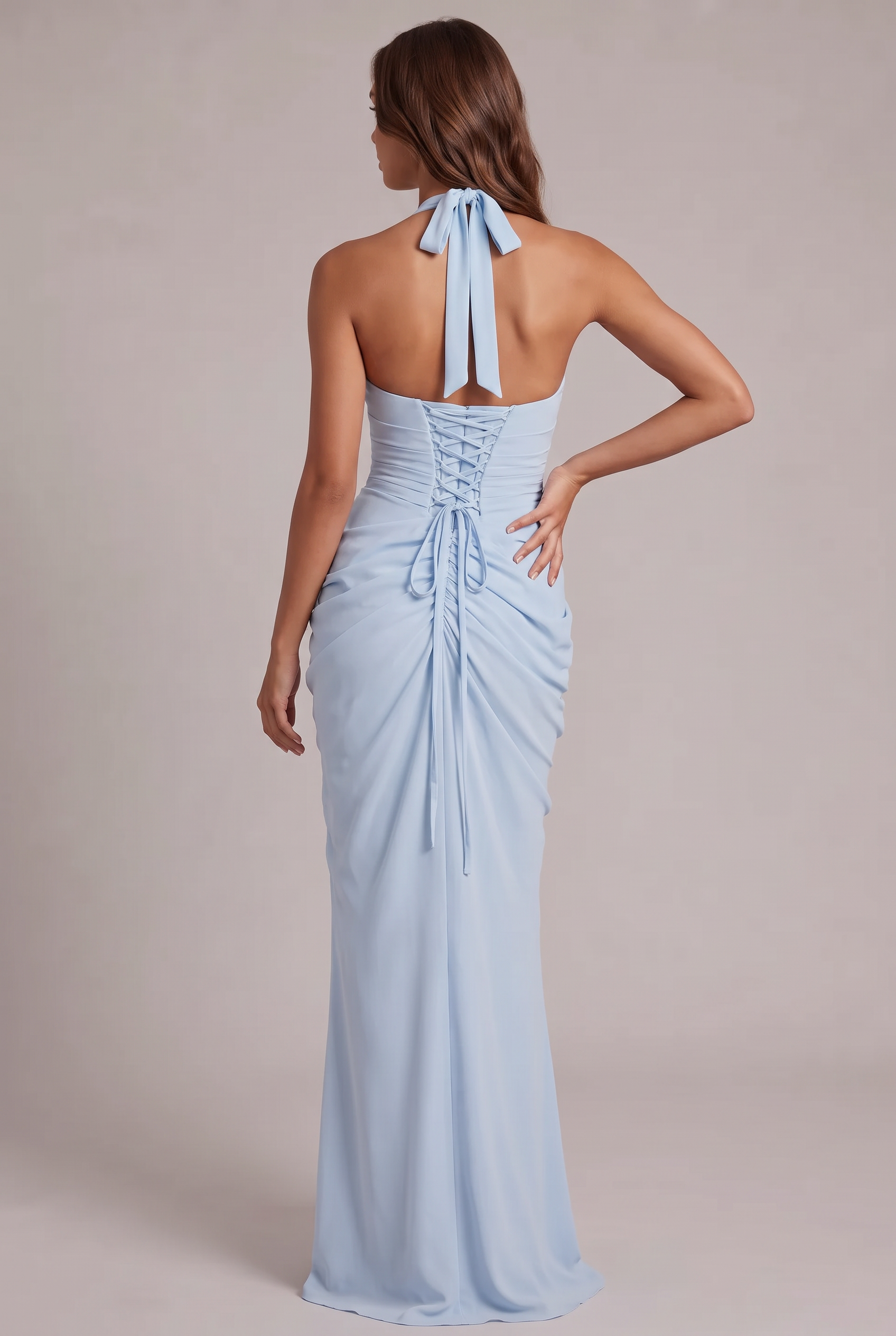 Sukienka maxi halter – drapowanie i wysokie rozcięcie – zdjęcie 3