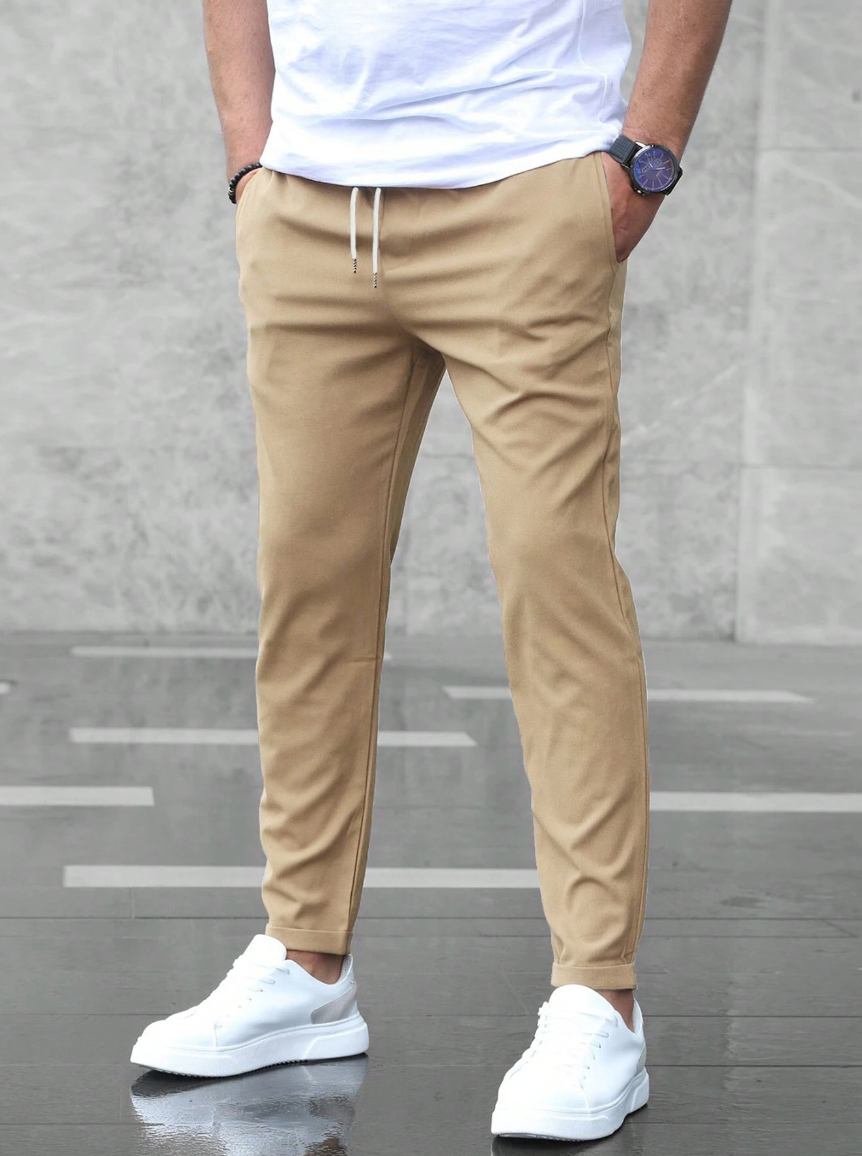 Męskie spodnie slim fit ze sznurkiem w pasie – zwężany krój – Beżowy