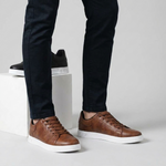 Męskie sneakersy niskie – sznurowane z kontrastową podeszwą – zdjęcie 3
