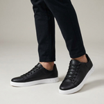 Męskie sneakersy niskie – sznurowane z kontrastową podeszwą – zdjęcie 4