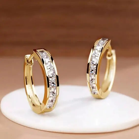 Kolczyki koła z kryształem – eleganckie, w złotym kolorze – zdjęcie 1